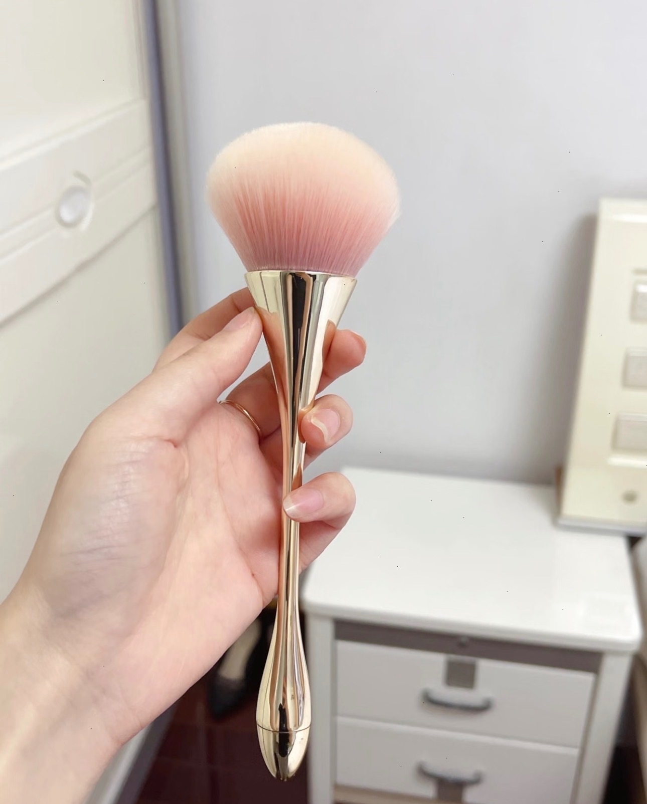 台灣現貨｜☁️極軟蓬鬆！大號小蠻腰散粉刷 定妝散粉刷 修容刷 腮紅刷