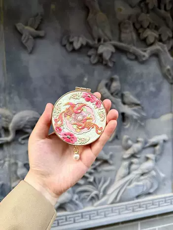 朱顏手持鏡｜妝罷倚鏡花猶羞