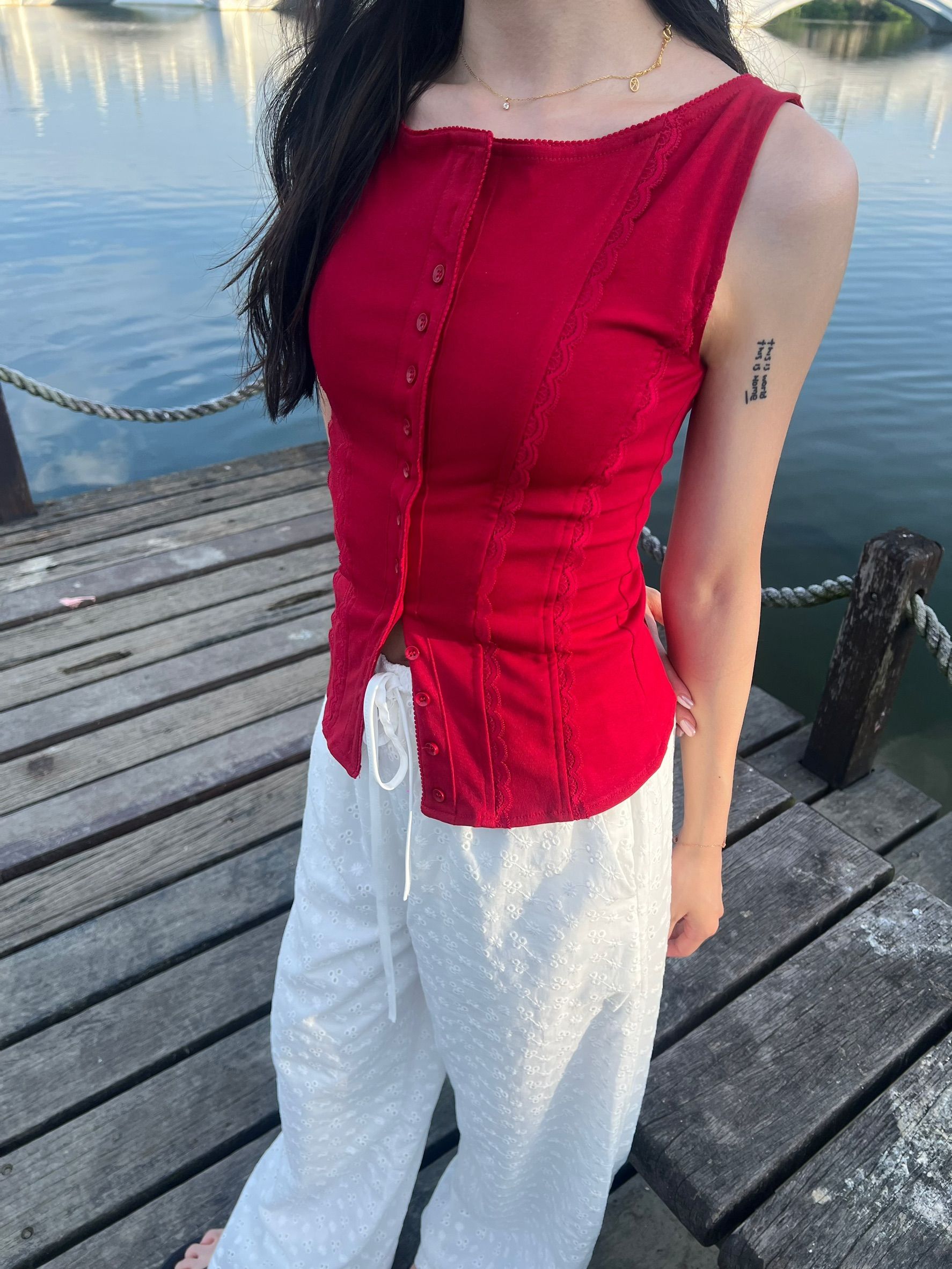 本期推薦！魚骨蕾絲線條收腰背心🥰