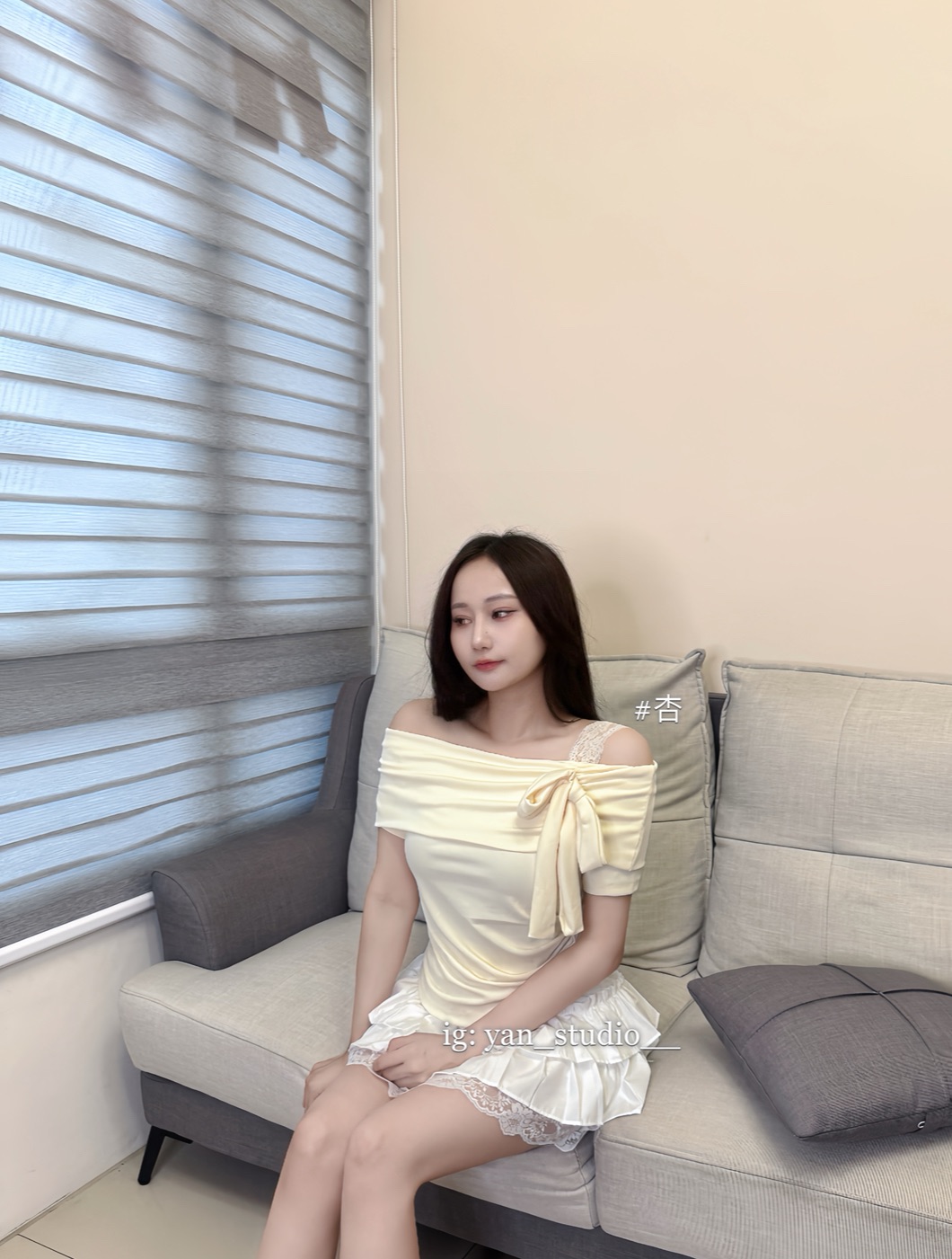 單邊蕾絲蝴蝶結綁帶彈力一字領上衣