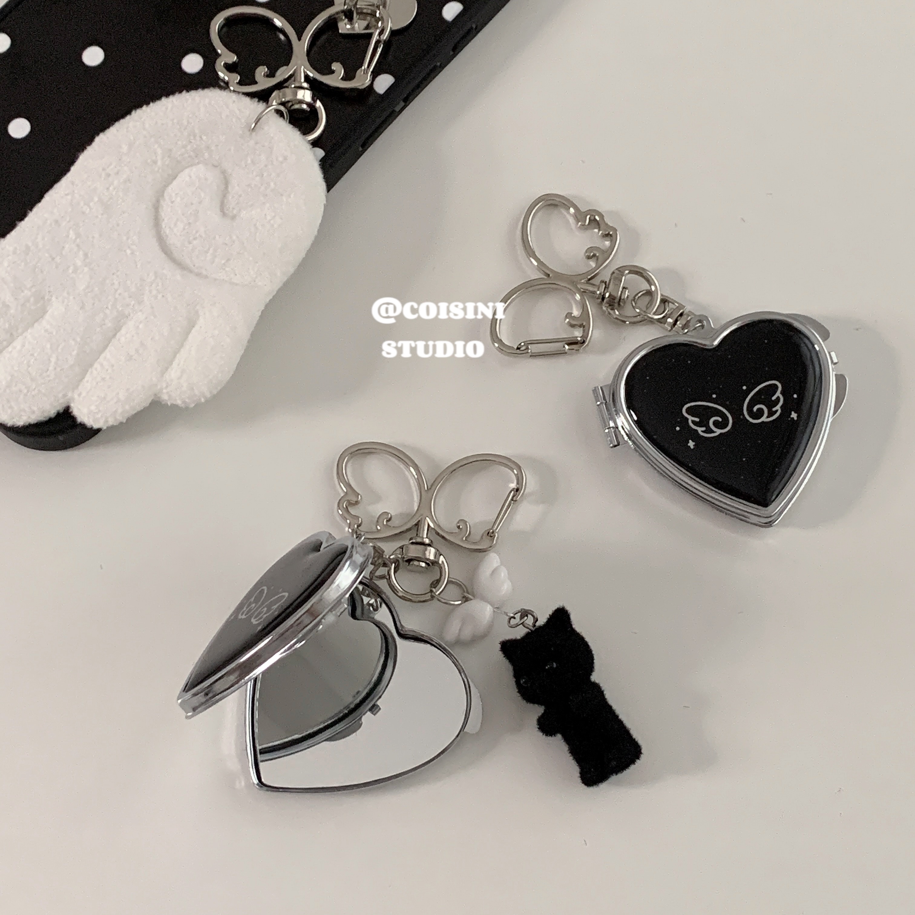 天使翅膀愛心鏡子吊飾🪽 植絨黑貓（兩款）