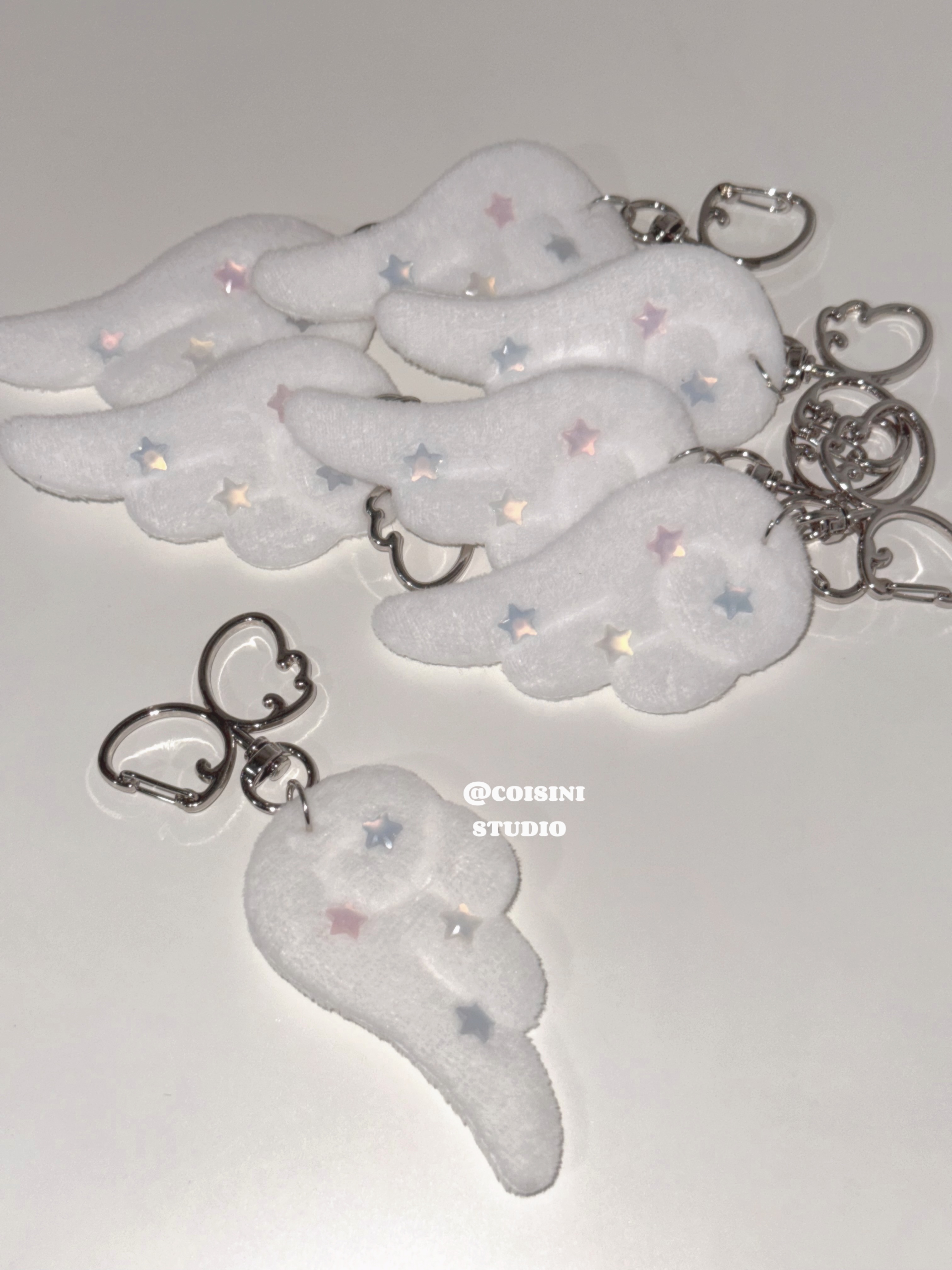 wishcore星鑽毛絨翅膀吊飾🪽（圖為閃光燈效果）