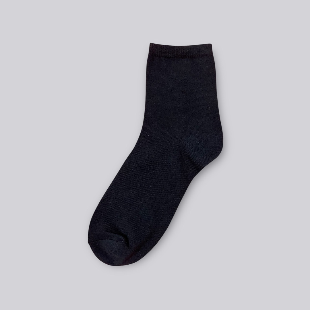 經典素黑中筒襪