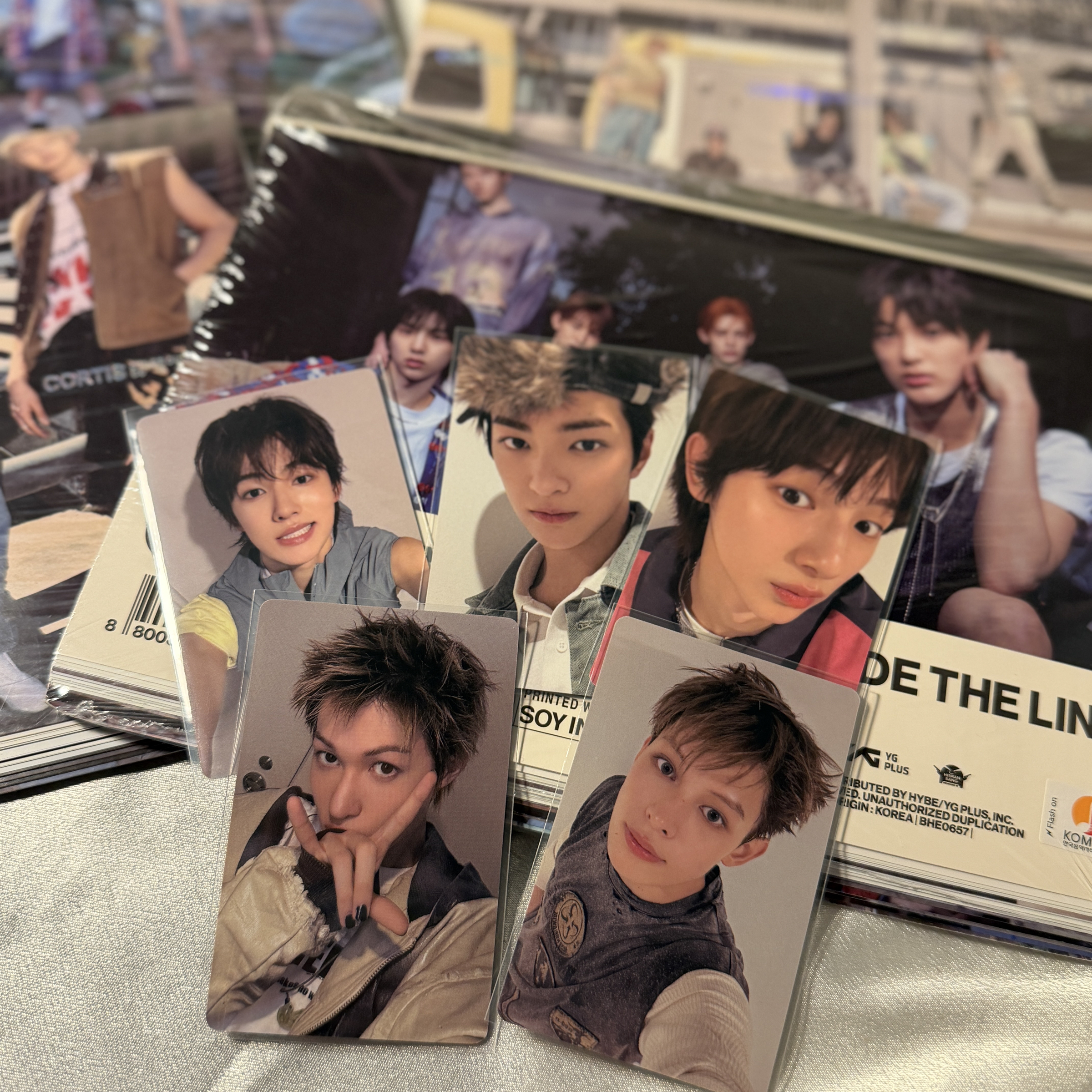 CORTIS第一張迷你專輯「COLOR OUTSIDE THE LINES」+yzy4.0特典