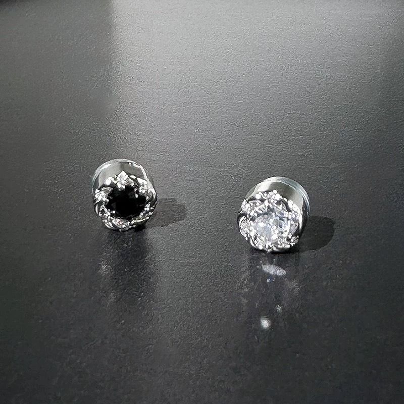 ✨冷光閃耀・黑白雙鑽磁吸耳夾｜無耳洞簡約時尚風・中性設計耳飾