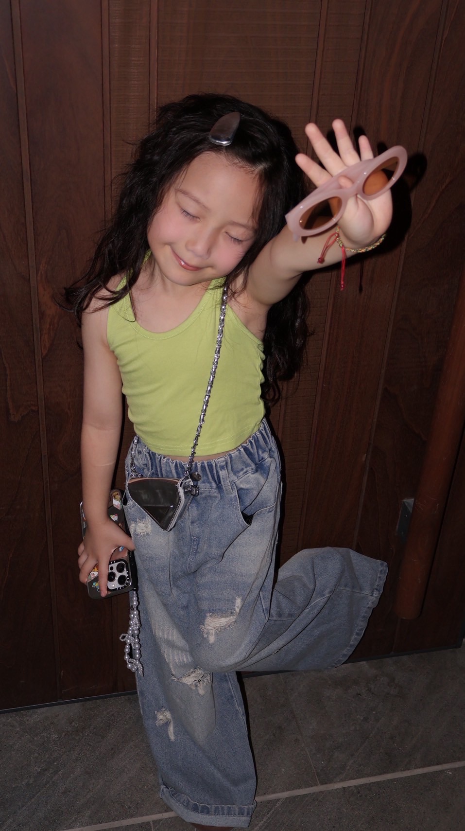 小辣妹螢光綠掛脖背心｜復古刷破闊腿牛仔褲