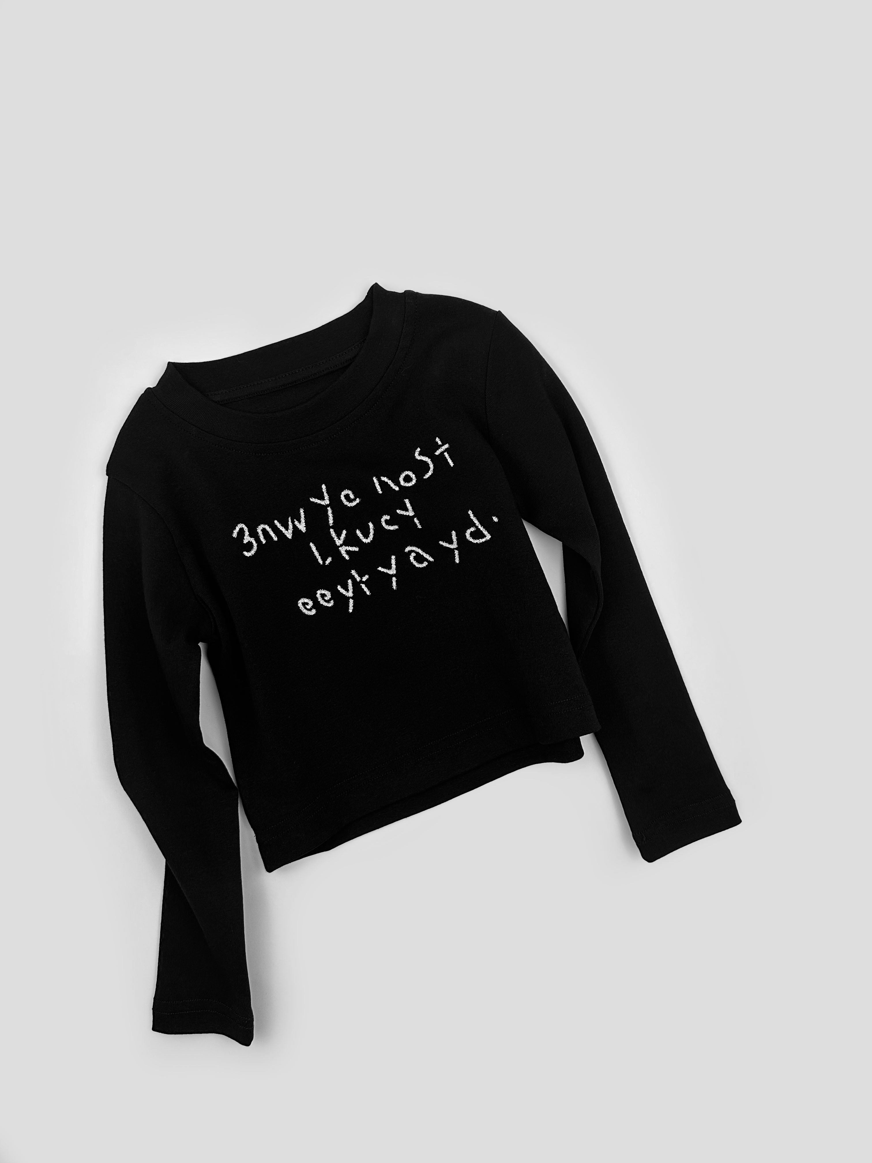 黑字母短版上衣