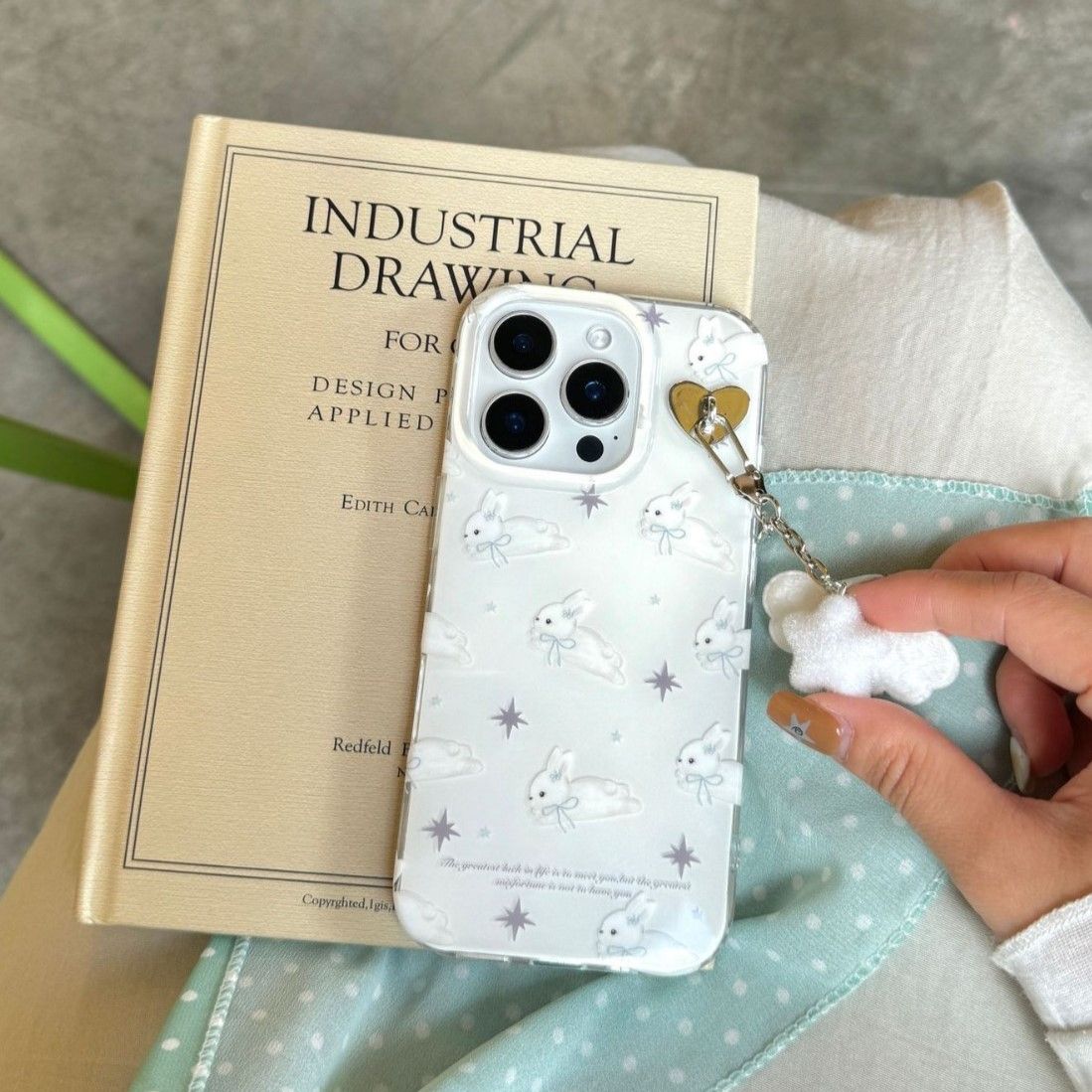 11 p.m.| ins個性高級感 滿版灰色星星小兔子 閃粉亮粉 立體吊飾iPhone手機殼（13-17）