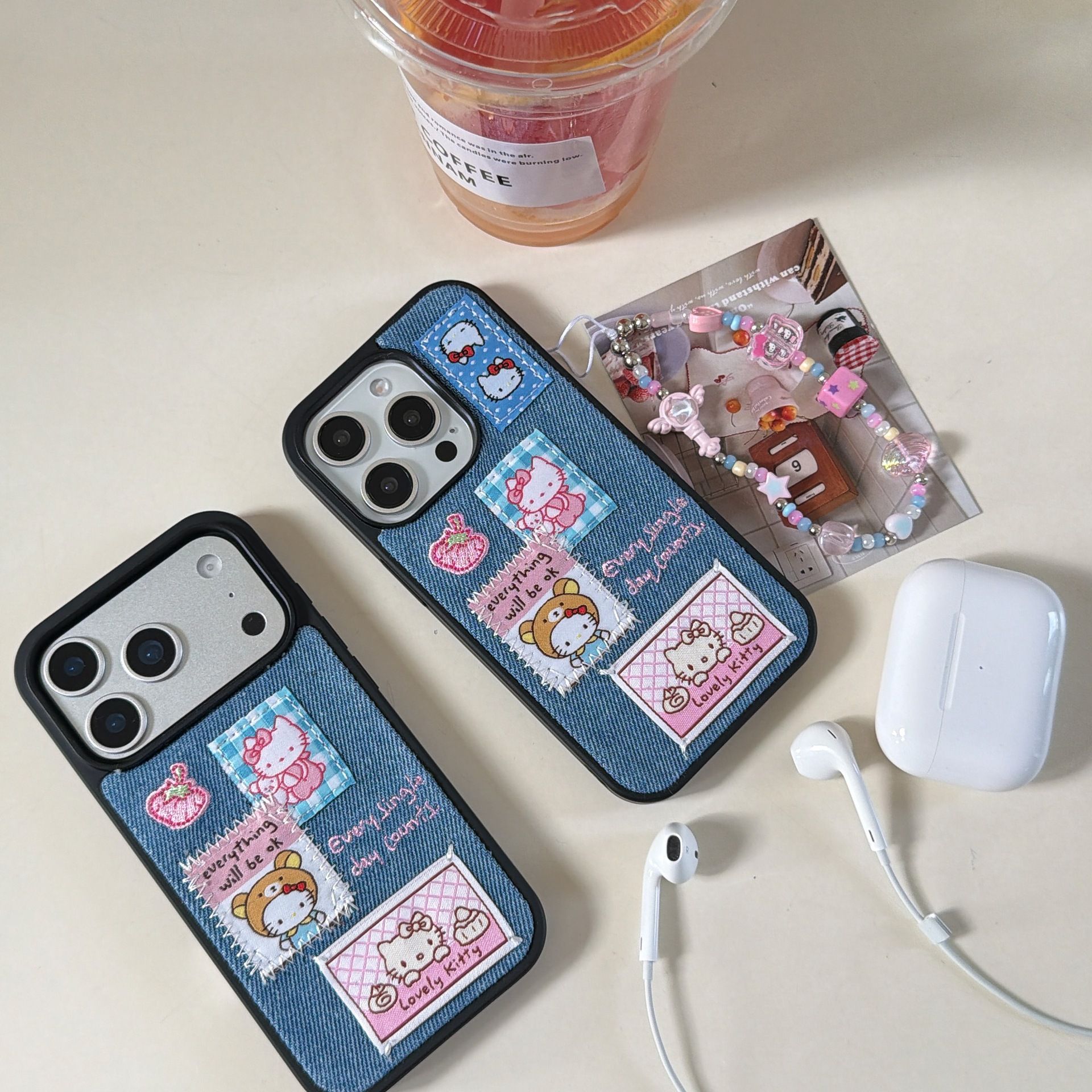 11 p.m.| 質感可愛 牛仔布標籤凱蒂貓 珠珠掛繩 iPhone手機殼（14-17）