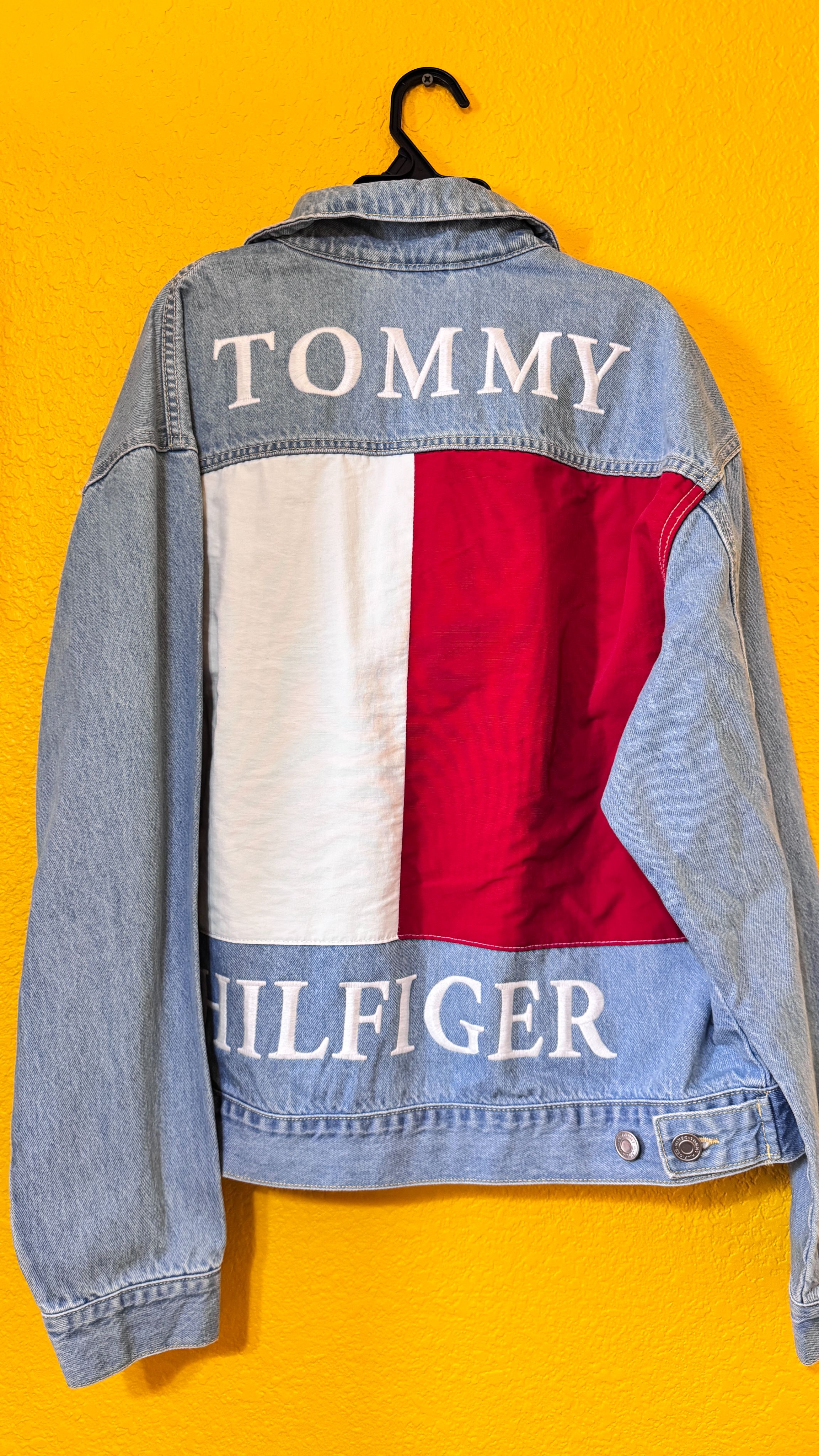 Tommy 背後大旗古國風牛仔外套