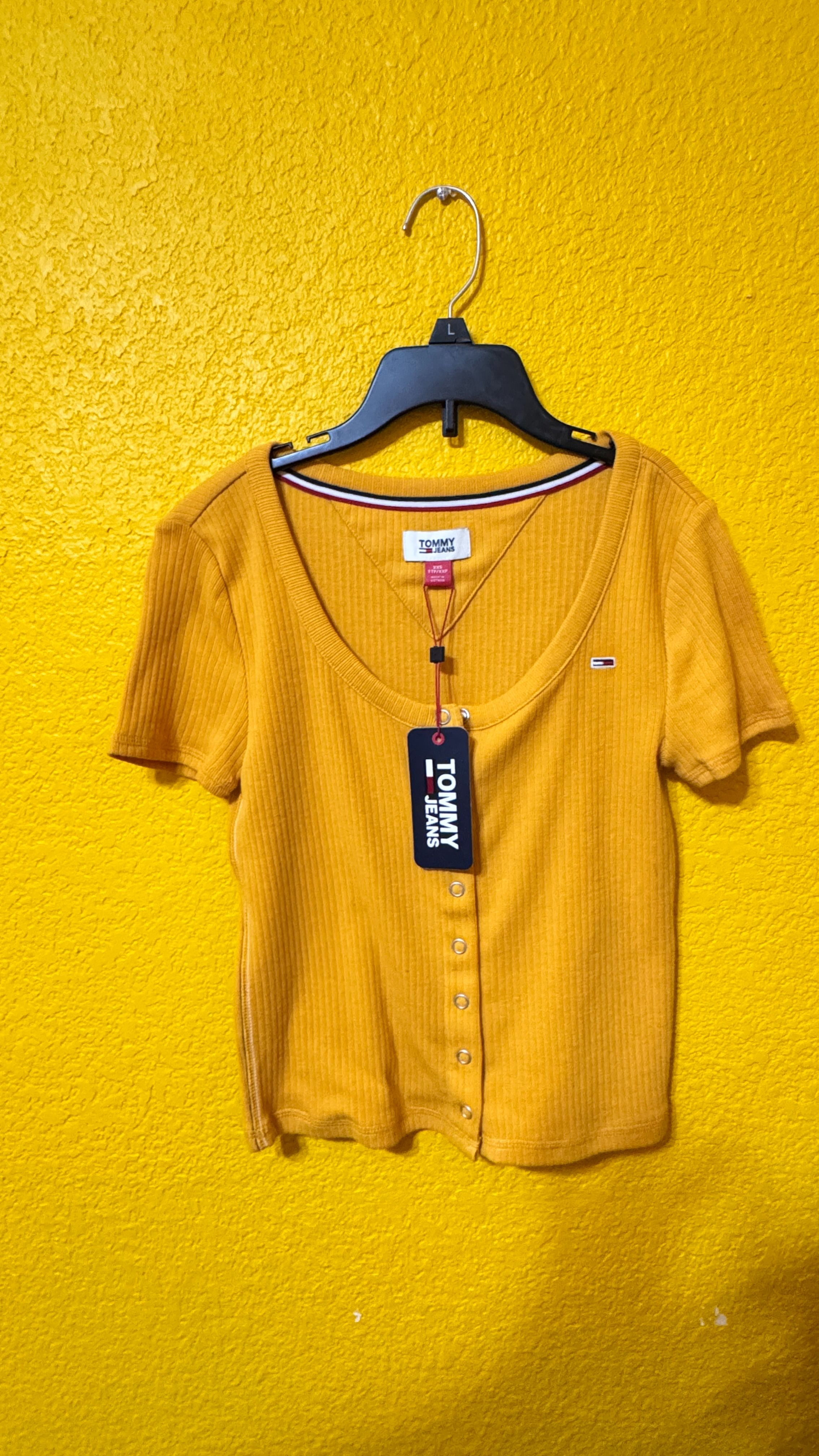 Tommy 羅文排扣大圓領T