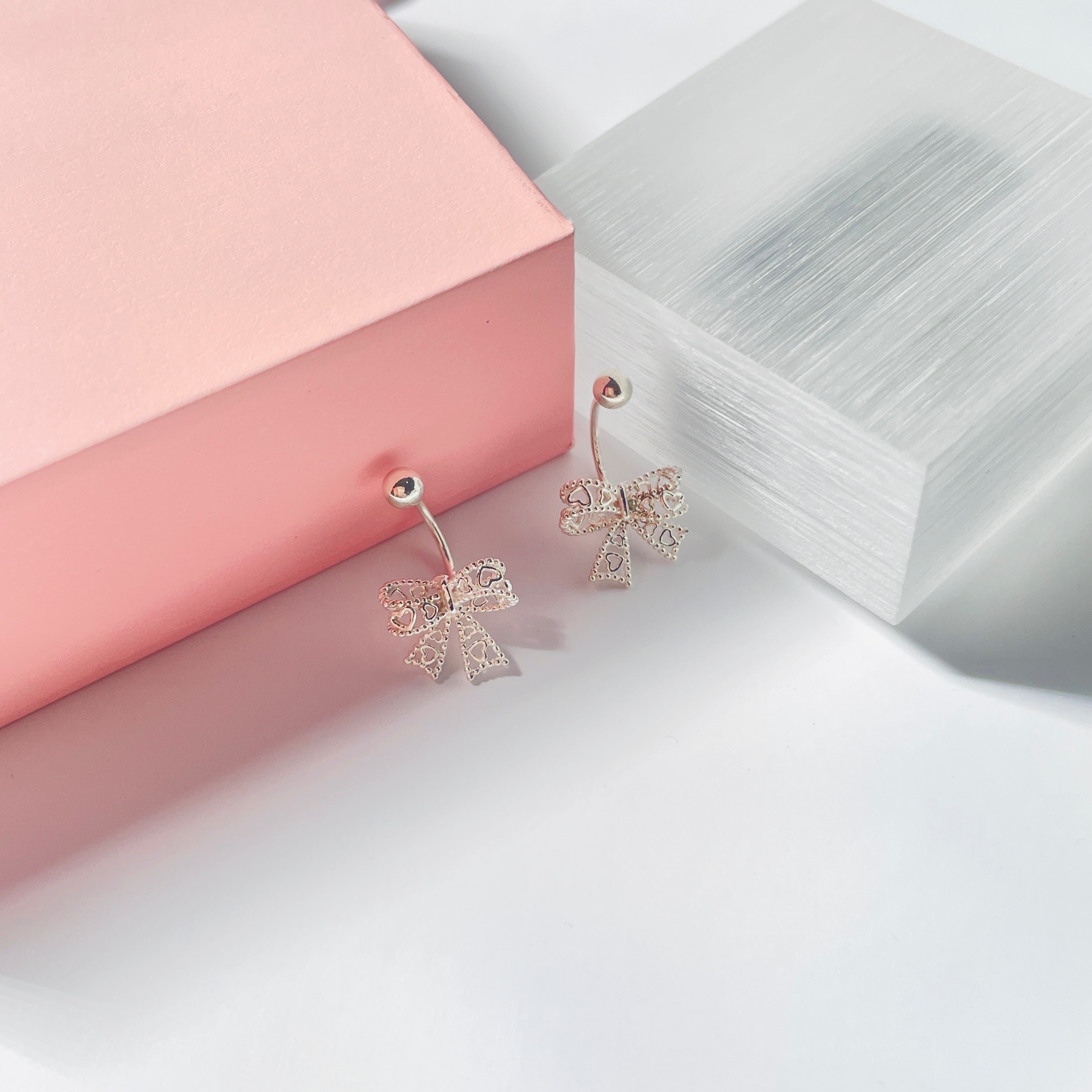 絲語心約｜足銀990 氣質愛心鏤空蝴蝶結耳環