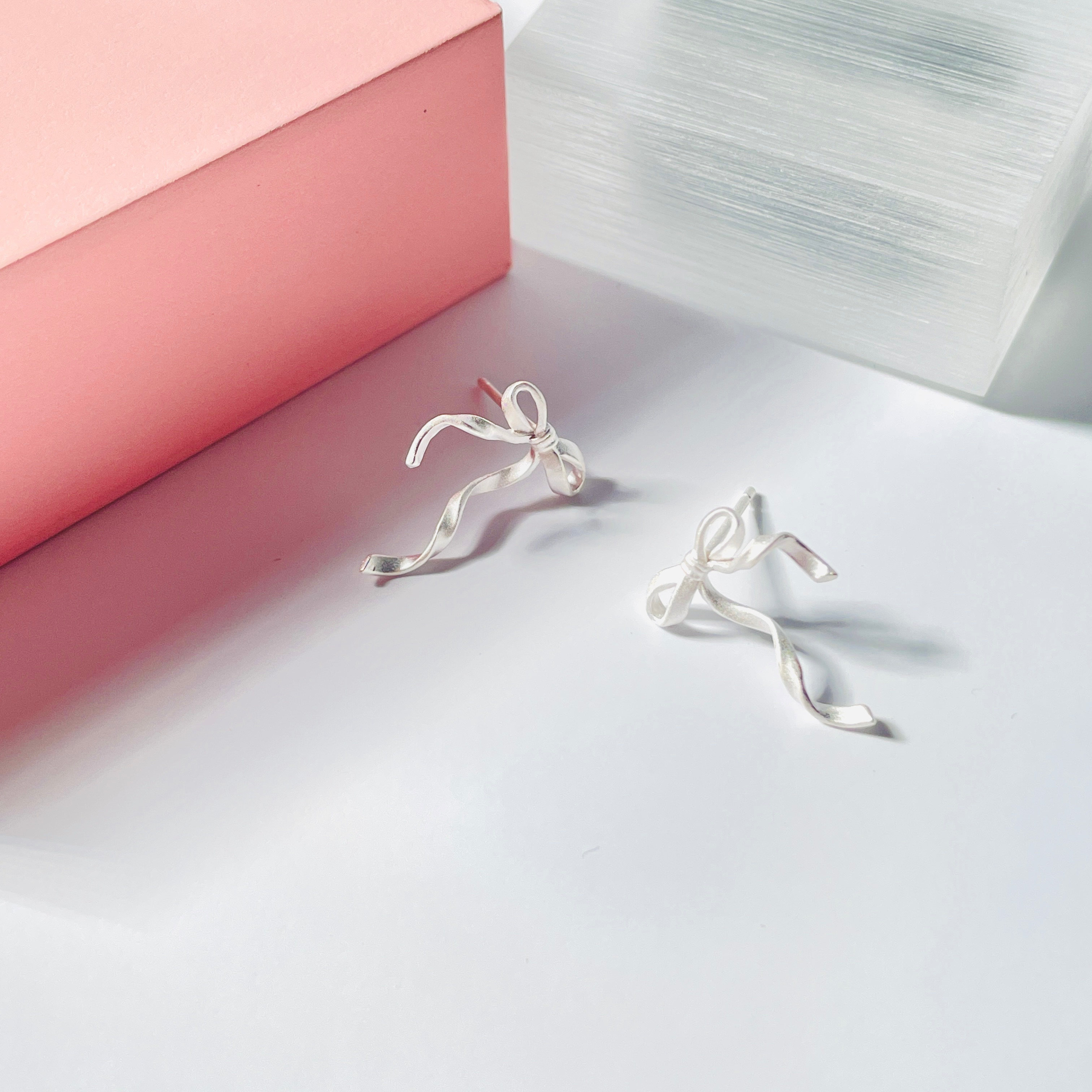 s925 磨砂飄帶蝴蝶結耳釘