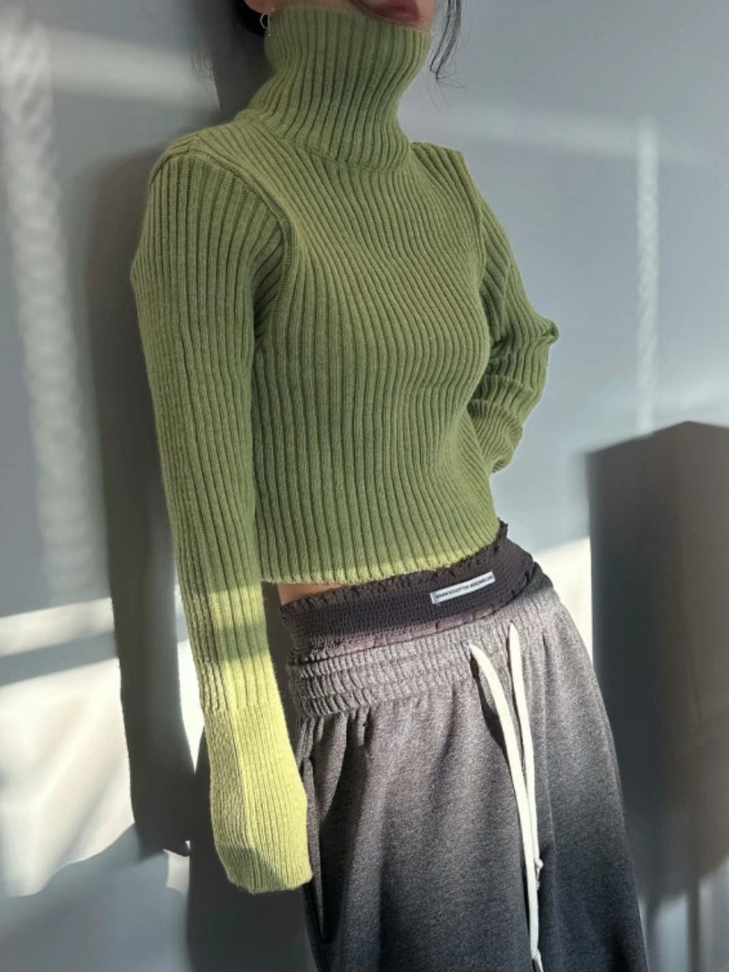 綠色短版高領針織毛衣