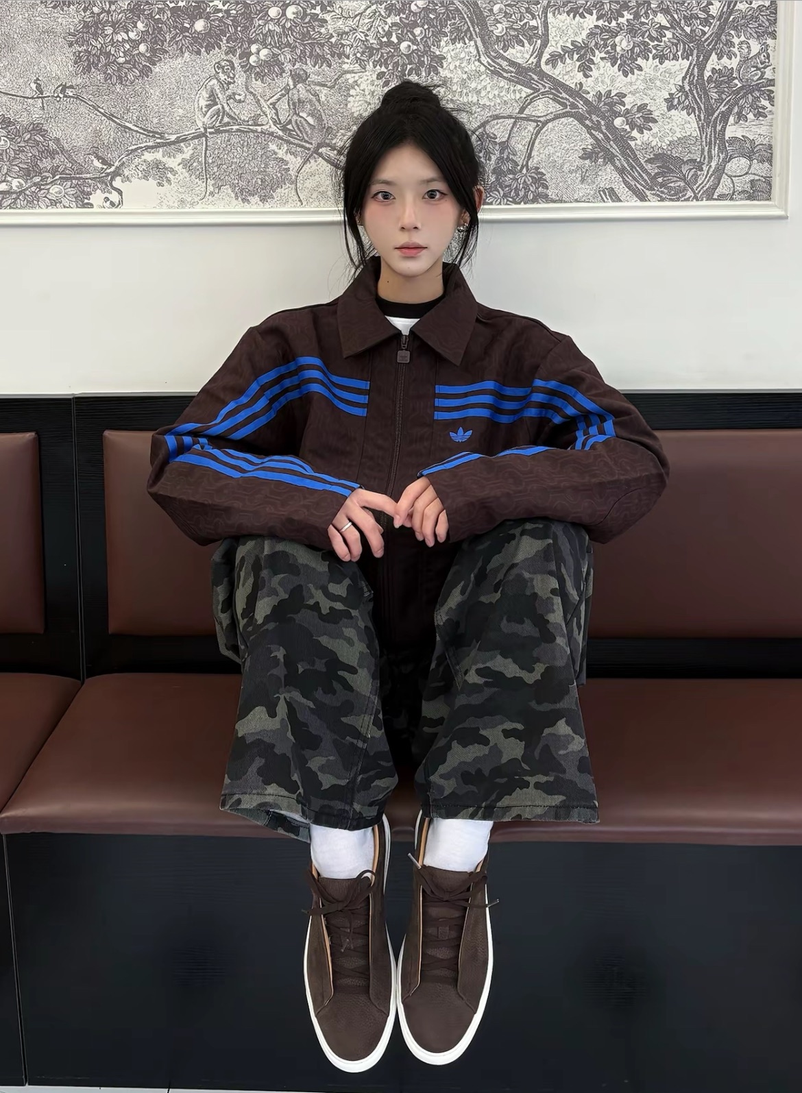 預購 adidas originals 70s FW24 印花美式復古夾克外套 男款 暗棕色 JN5958