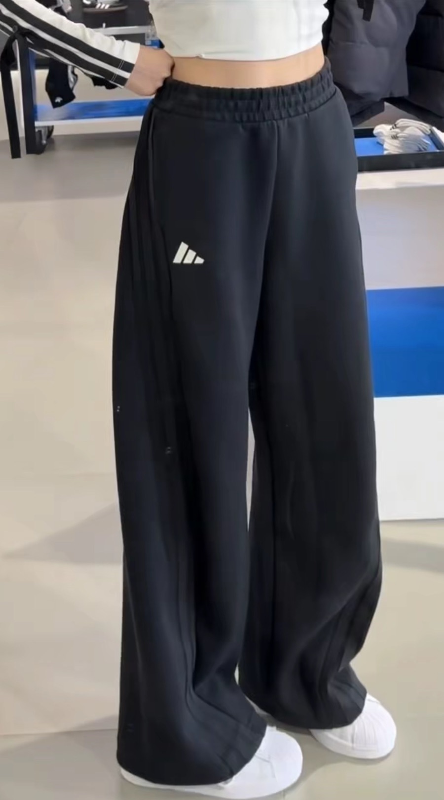 預購 adidas 寬鬆闊腿棉質長褲 彎刀褲 女款 KF2682