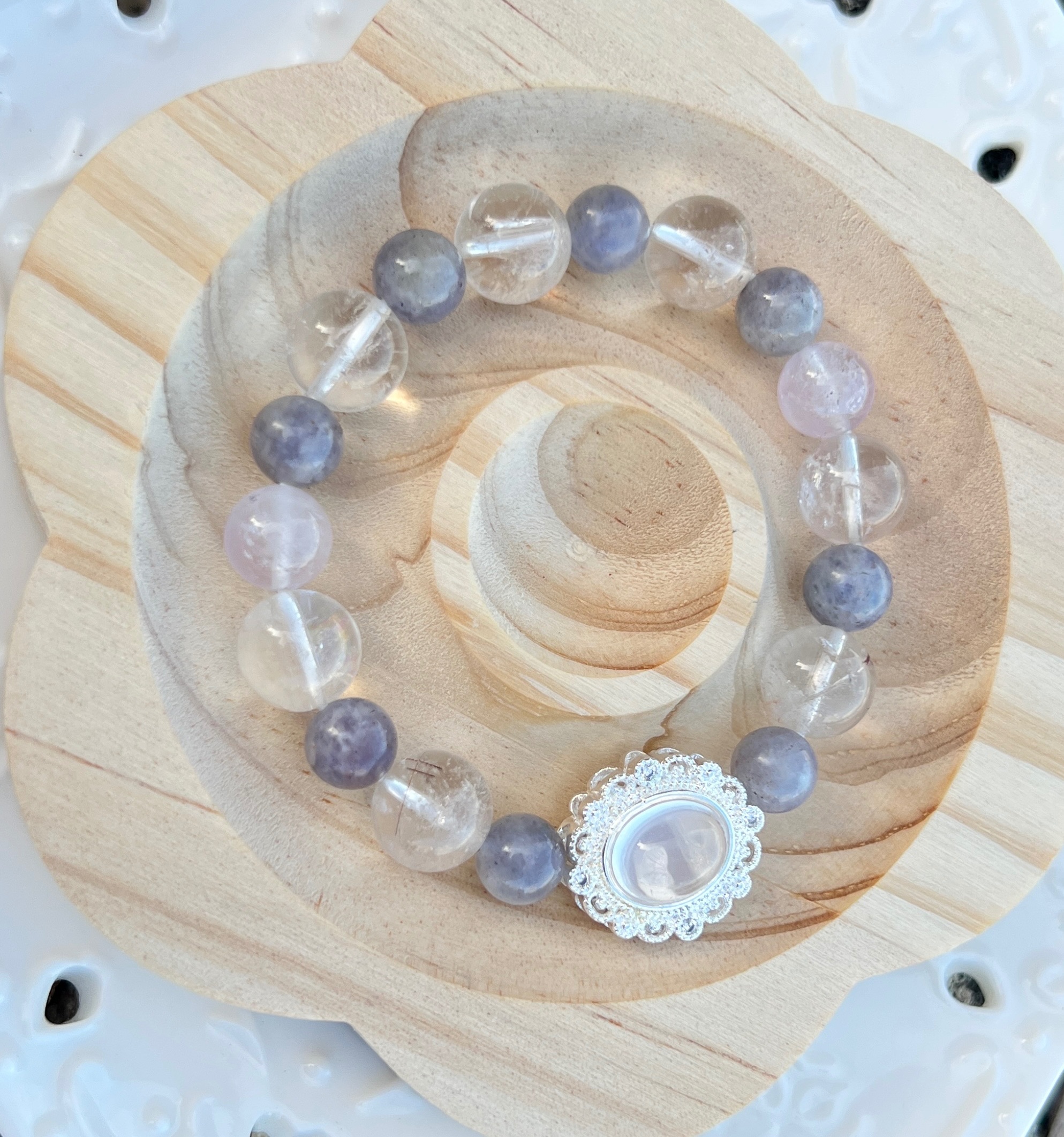【雲汐微光】靜心療癒手串｜瑾青、紫水晶、白阿賽、奶白粉珠｜沐湛水晶能量飾品