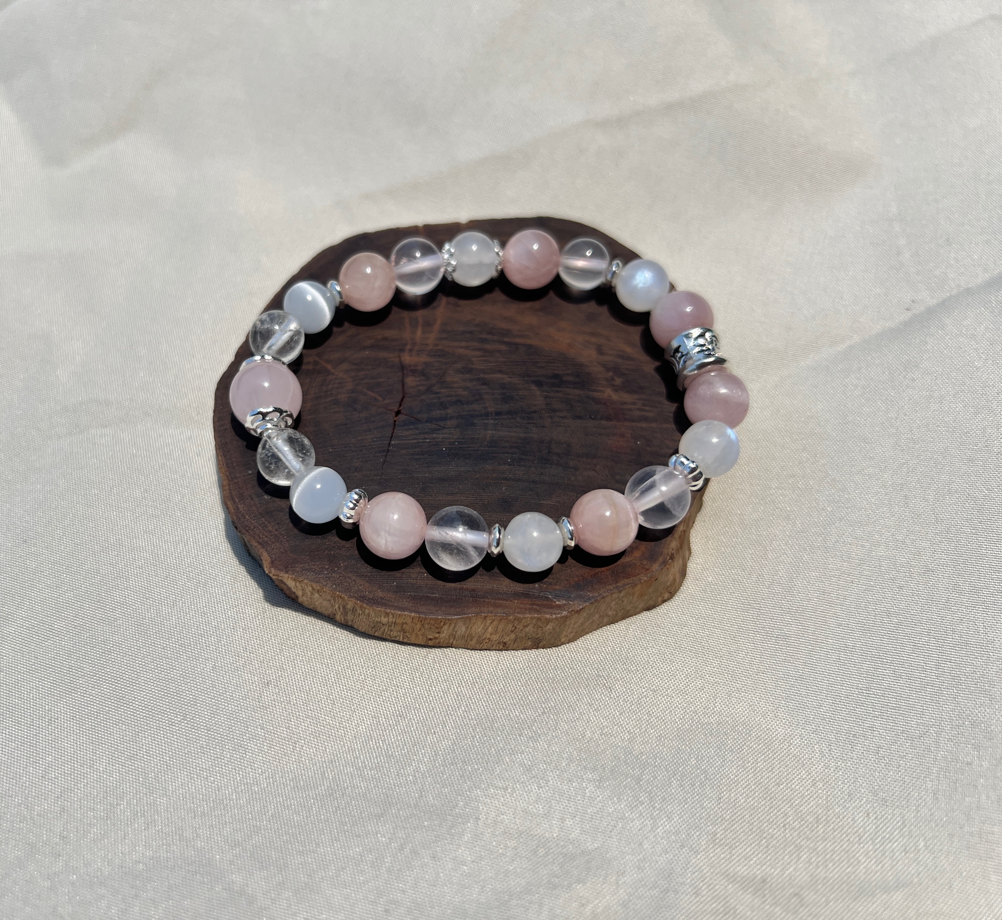 擁抱愛與寧靜的能量：粉紫鋰輝綜合水晶手鍊