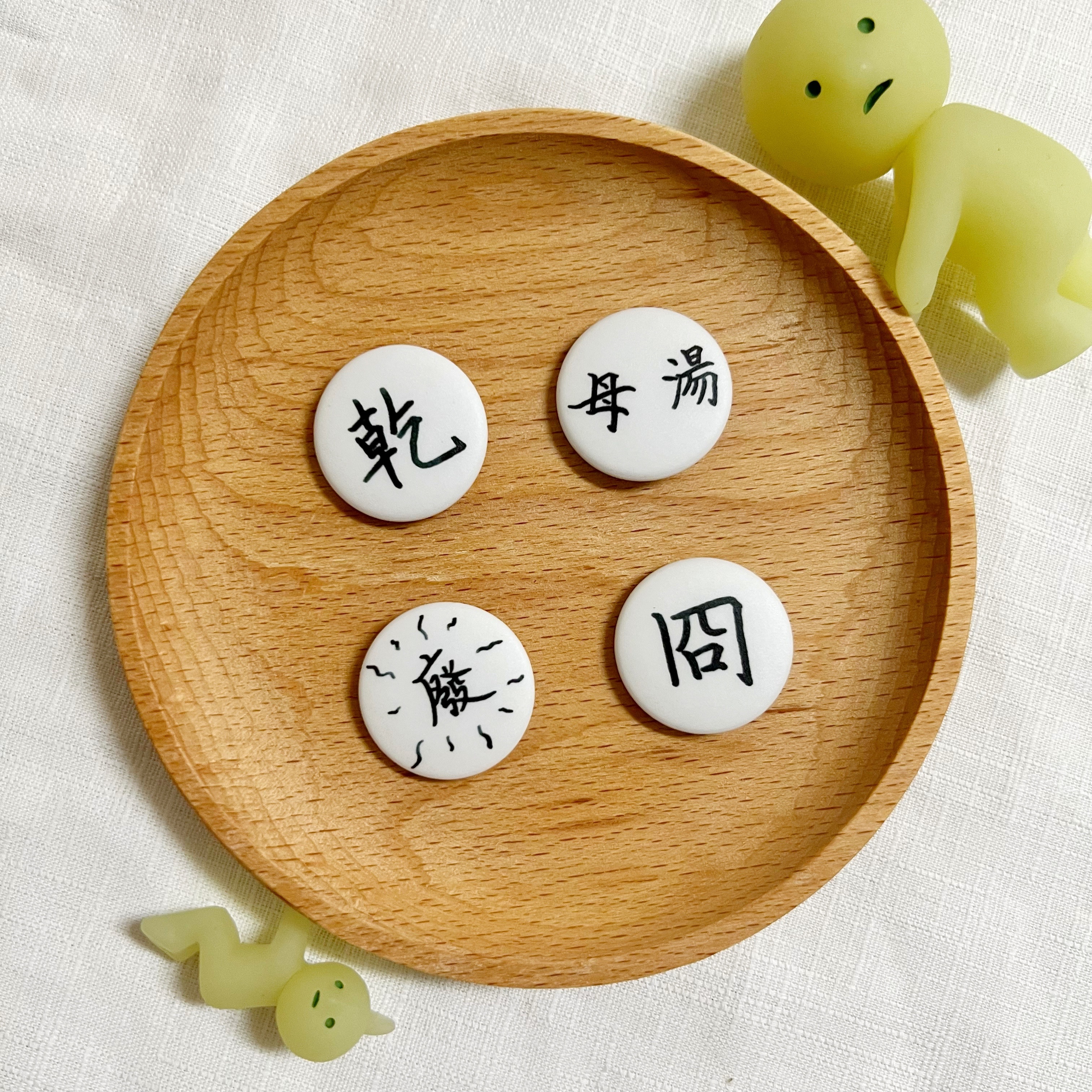 【洪爺的文具室】洪爺手寫-手寫字白色霧面胸章