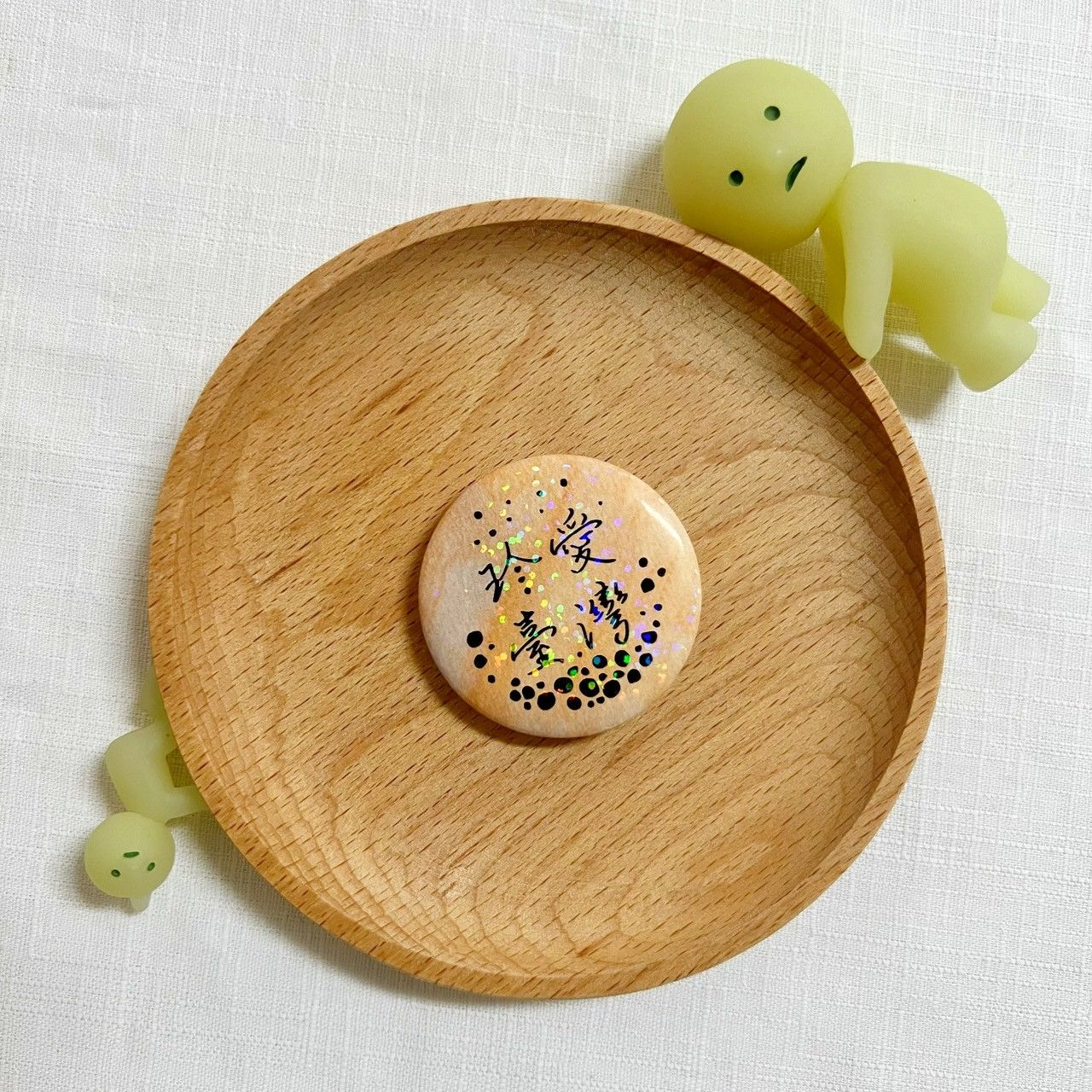 【洪爺文具室】洪爺手寫-珍愛臺灣-手寫字風格圓點雷射胸章