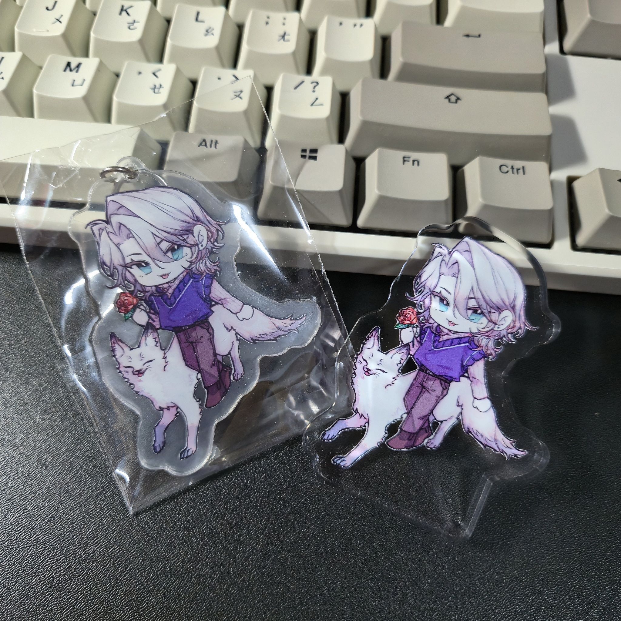 一個吊飾跟一個厚片