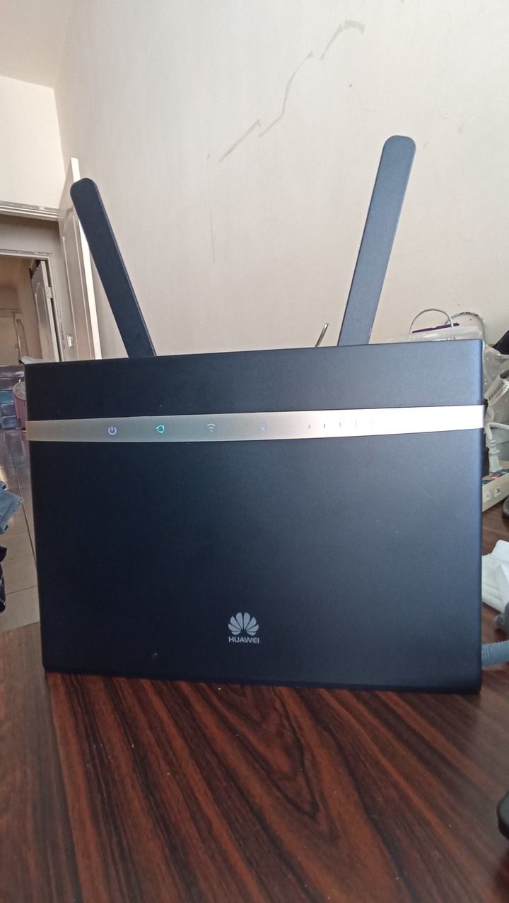 HUAWEI 華為4G無線路由器 B525s-65a 附二支外接天線 台灣貨