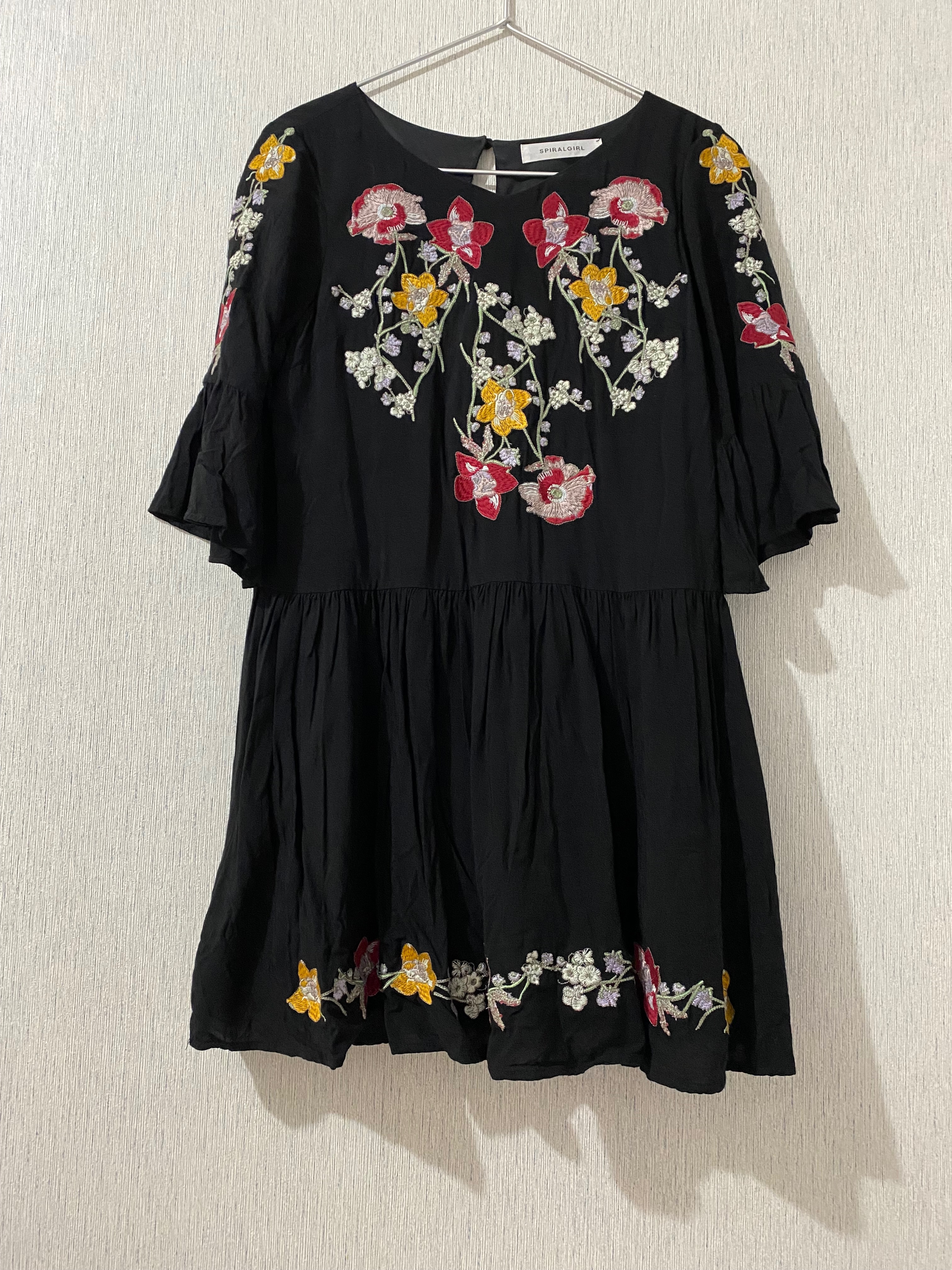 [洋裝] spiral girl 刺繡黑洋裝 / 僅洗過 / 200