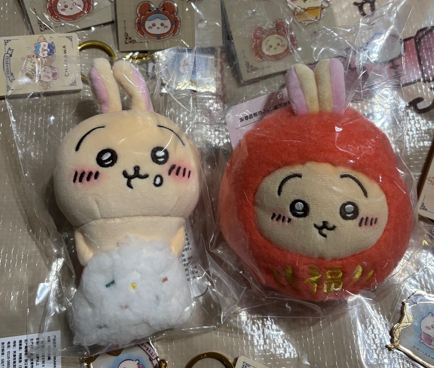 上海旗艦店螢幕掛烏薩奇+達摩兔