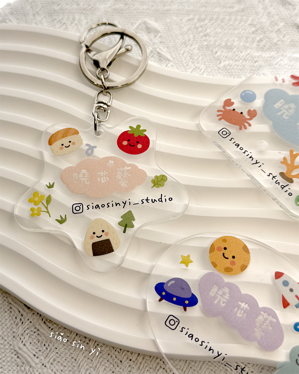 曉芯藝 Siǎo Sin Yì 透明 壓克力姓名貼吊飾 姓名吊牌 防水姓名貼 水晶貼 台灣製造 DIY