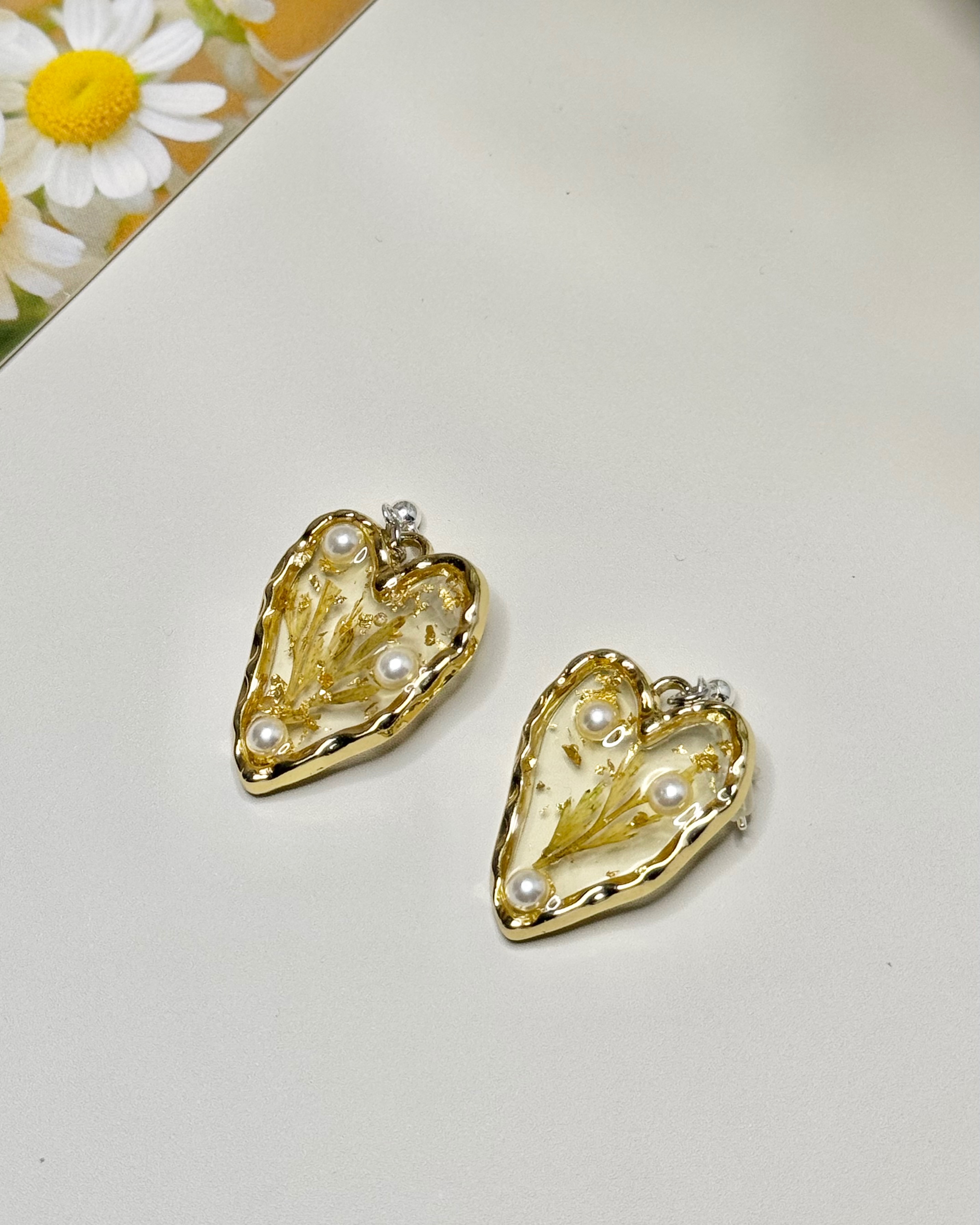 𝐃𝐞𝐚𝐫𝐦𝐚𝐲.♡ 春光封心｜金箔花草琥珀掛式銀針耳環