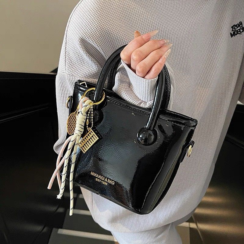 出清全新 黑色漆皮亮面小包包