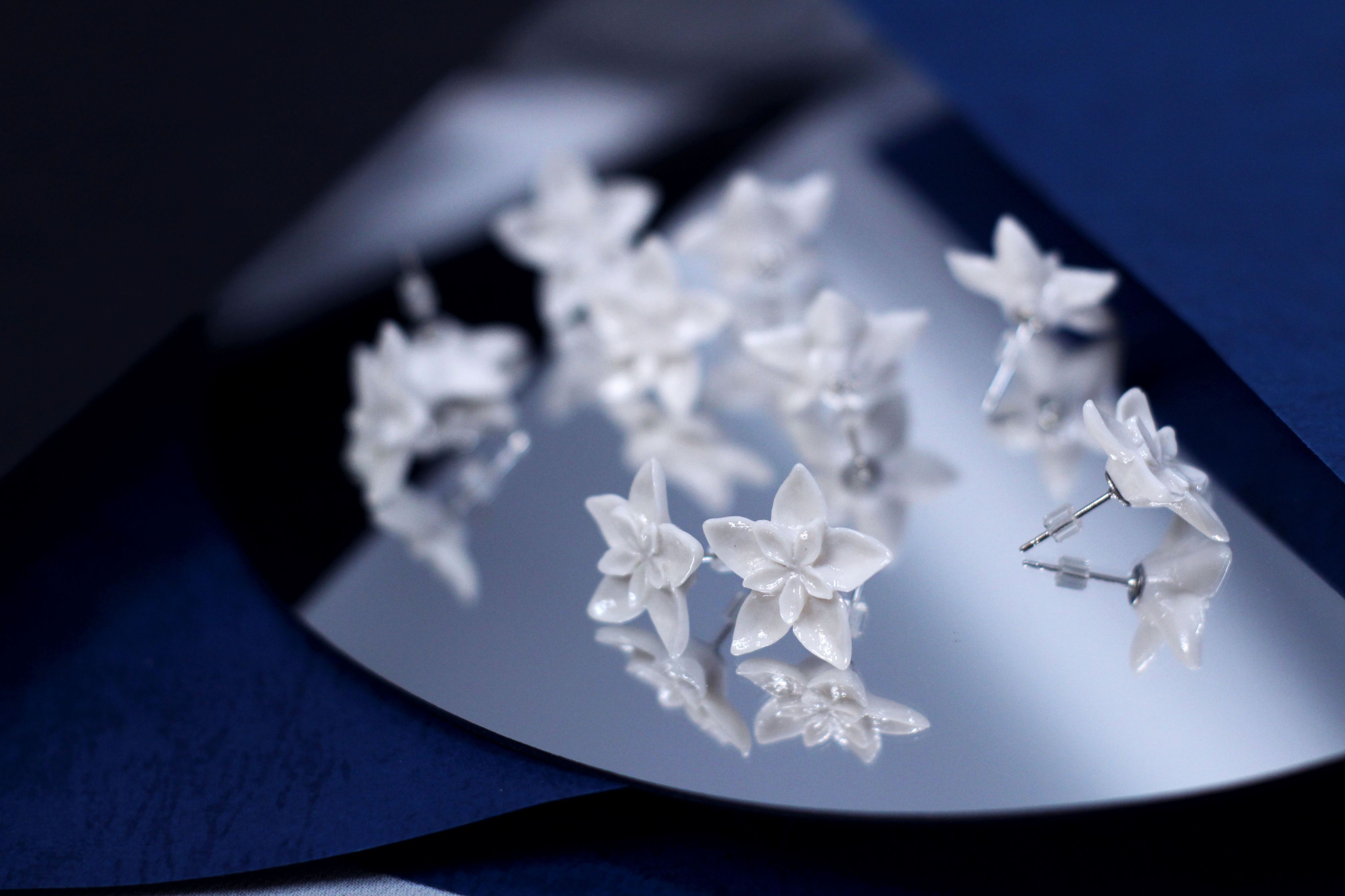 原創【風羽紀年】水晶花耳單花針瓷白色.手作飾品｜簡約 個性 民族渡假 浪漫 優雅 典雅 小眾 日常 生日 七夕禮物