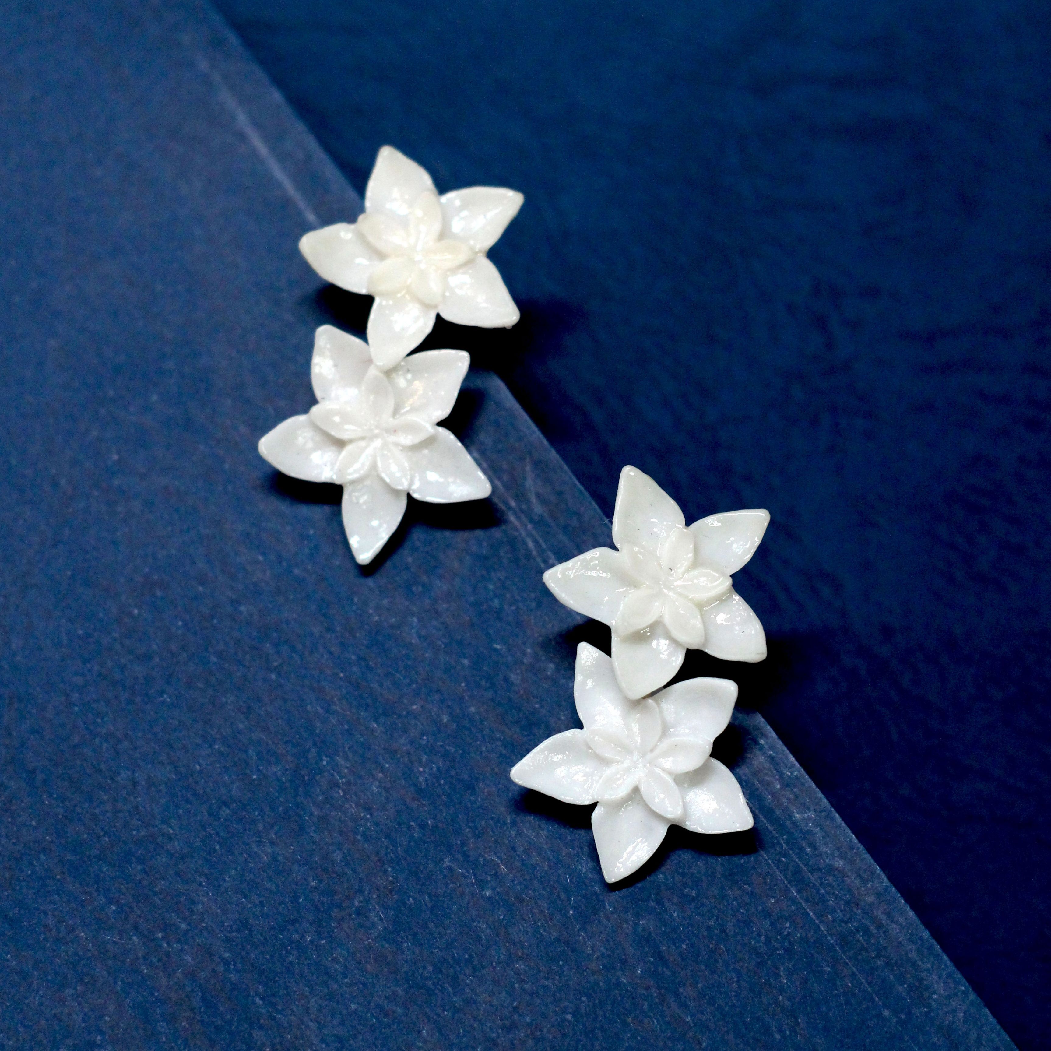 原創【風羽紀年】水晶花雙花耳針.瓷白色.手作飾品｜簡約 個性 民族渡假 浪漫 優雅 典雅 小眾 日常 生日 七夕禮物
