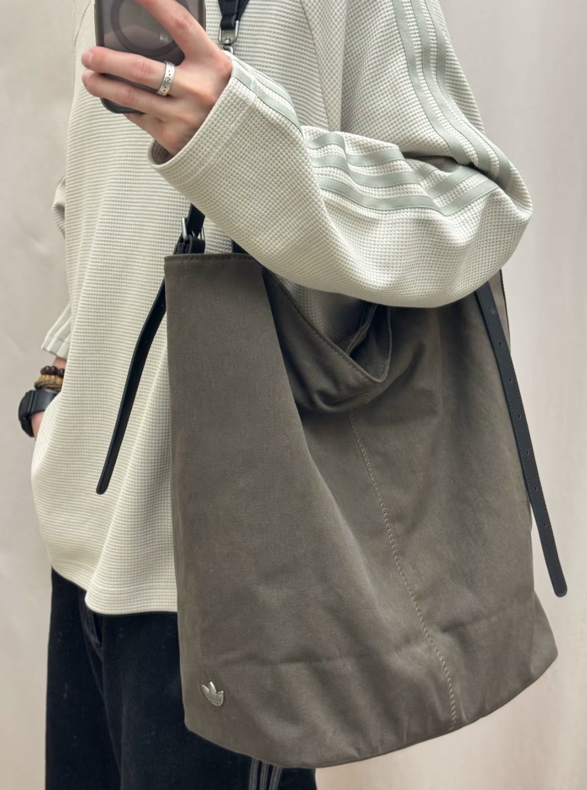 預購 adidas originals 運動經典時尚 可調節肩帶 單肩包 男女同款情侶款 棕褐色 KT0862