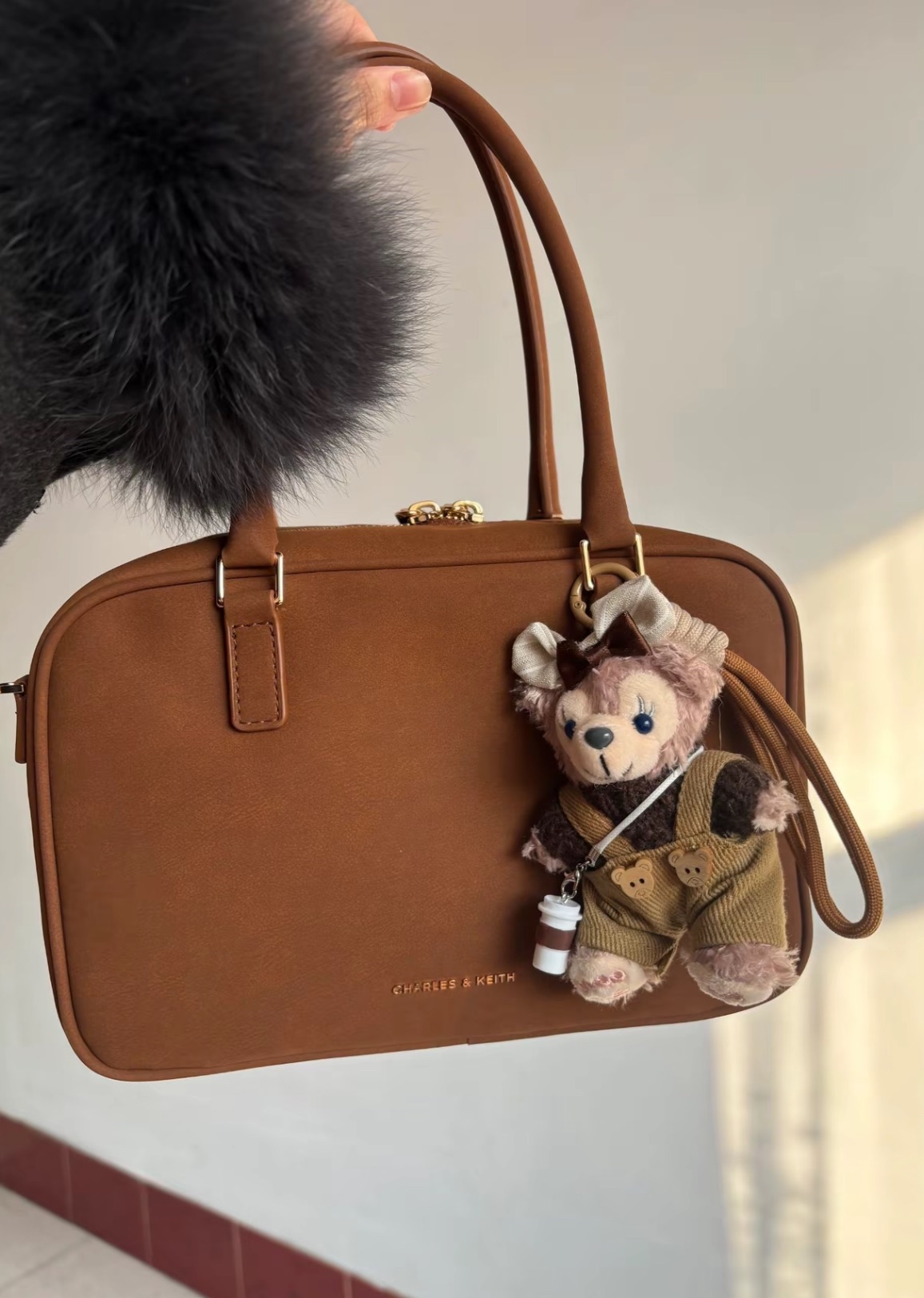 預購 CHARLES＆KEITH 小ck 復古絨面托特包波士頓包 單肩 側背 手提包 中號 女款 Sienna Brow