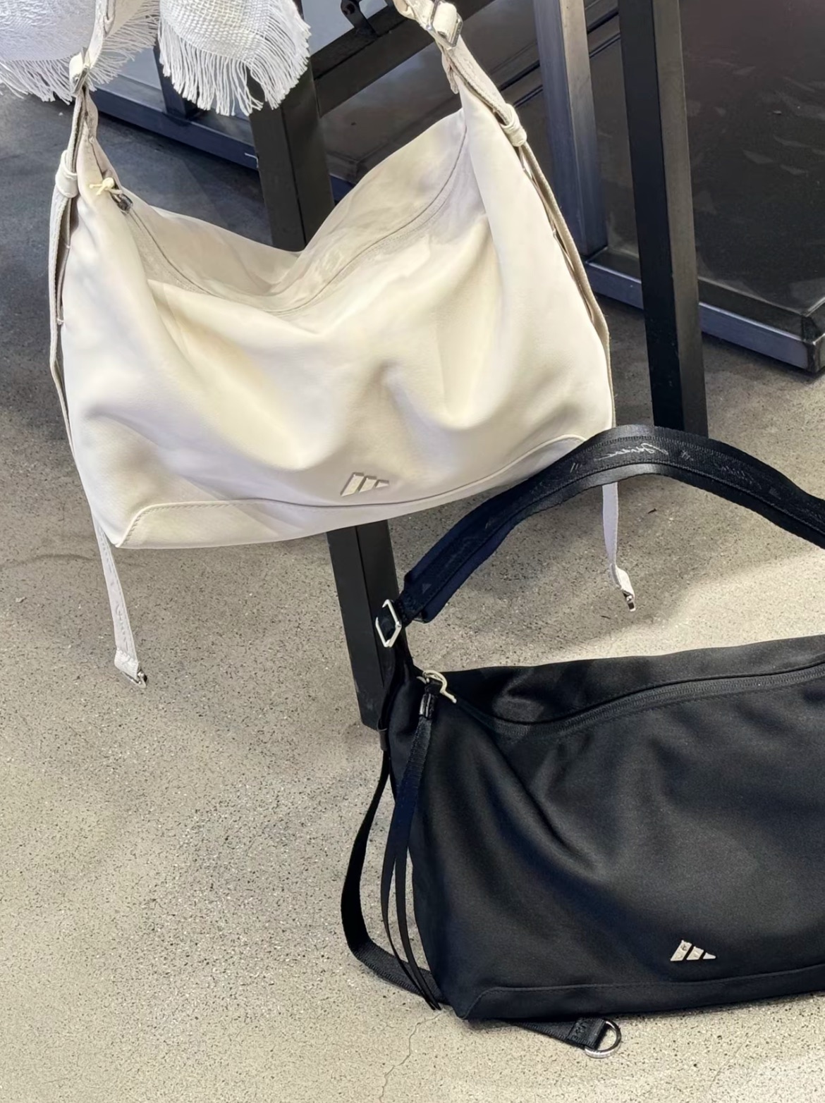 預購 adidas 阿迪達 斜挎單肩包 黑色KT0850 奶白KT0849