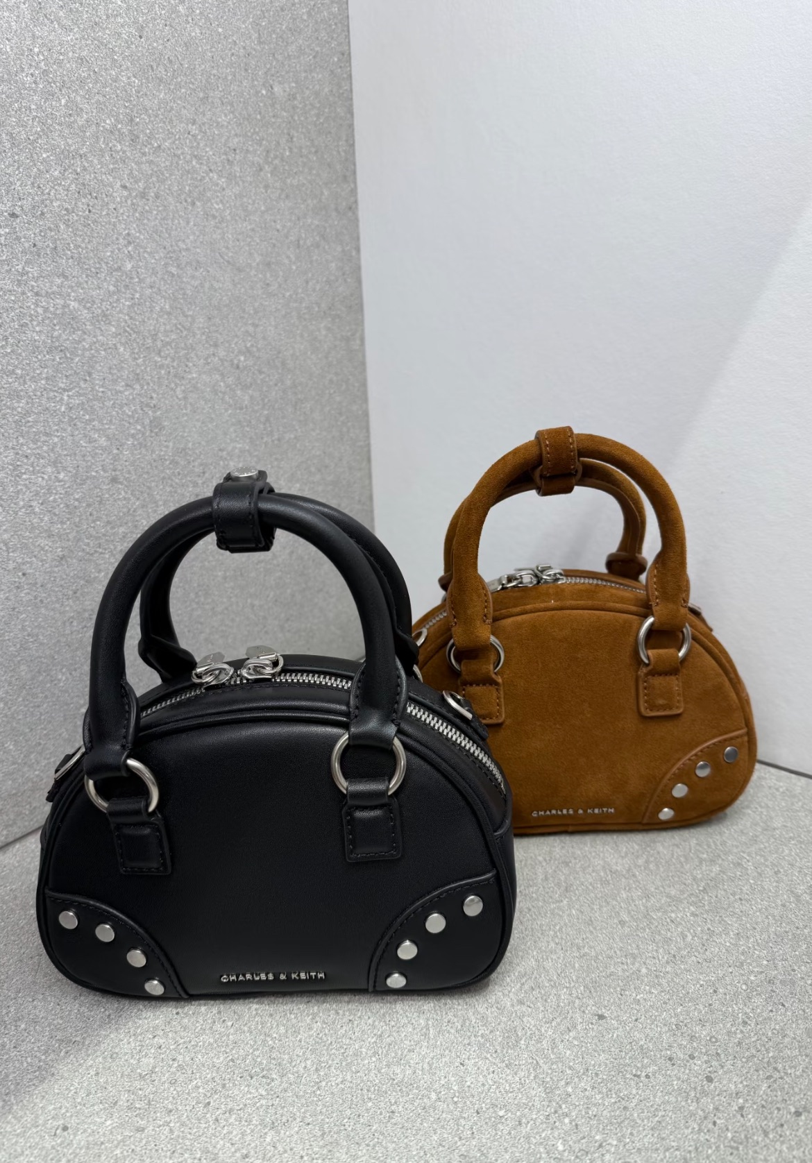 預購 CHARLES＆KEITH 小ck 復古鉚釘保齡球包 手提斜挎包 小號 女款 麂皮烏木棕 黑