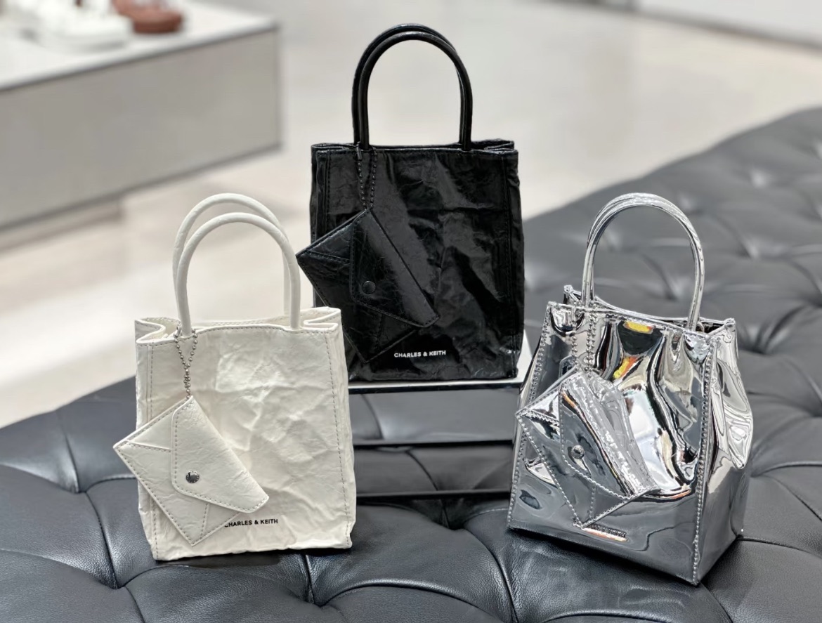 預購 CHARLES＆KEITH 小ck 褶皺磁吸斜挎托特包 PU 紙袋包 單肩包手提包 小號 女款 多色