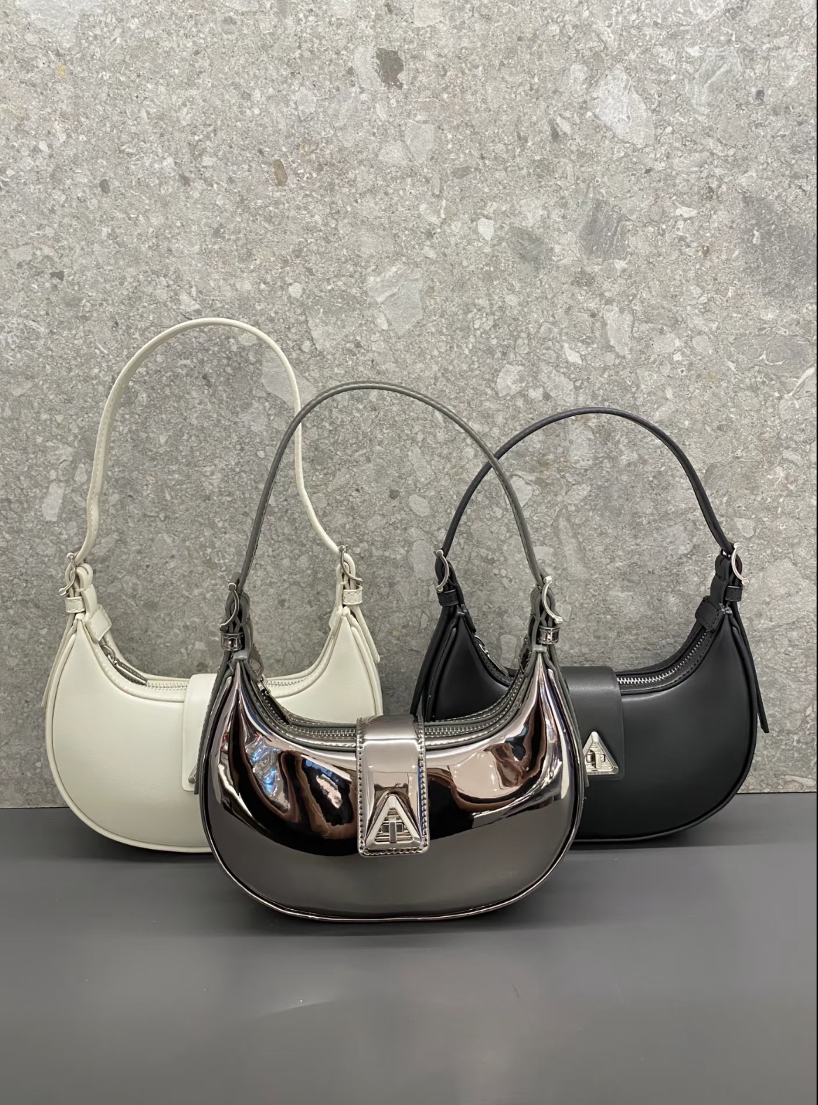 預購CHARLES＆KEITH 小ck  腋下包 月亮包 手提 肩背 單肩包 小號 女款 Noir黑色/粉白色Chalk