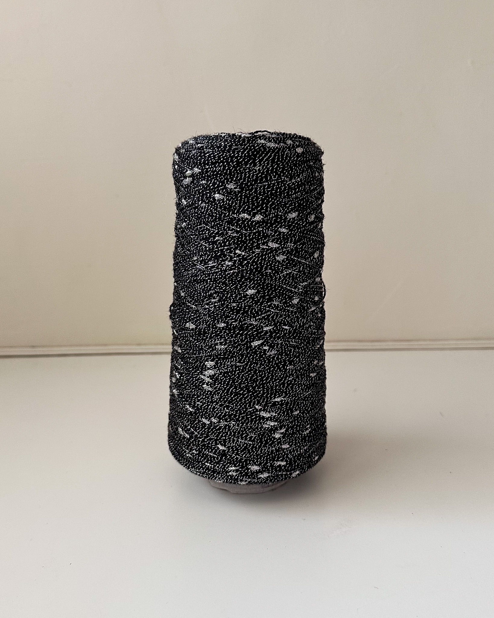 🧶 黑色閃光銀絲豆豆線