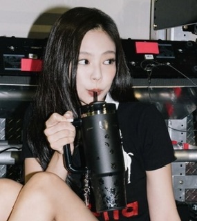 Jennie周邊