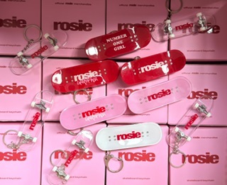 現貨！Rosé 小滑板吊飾