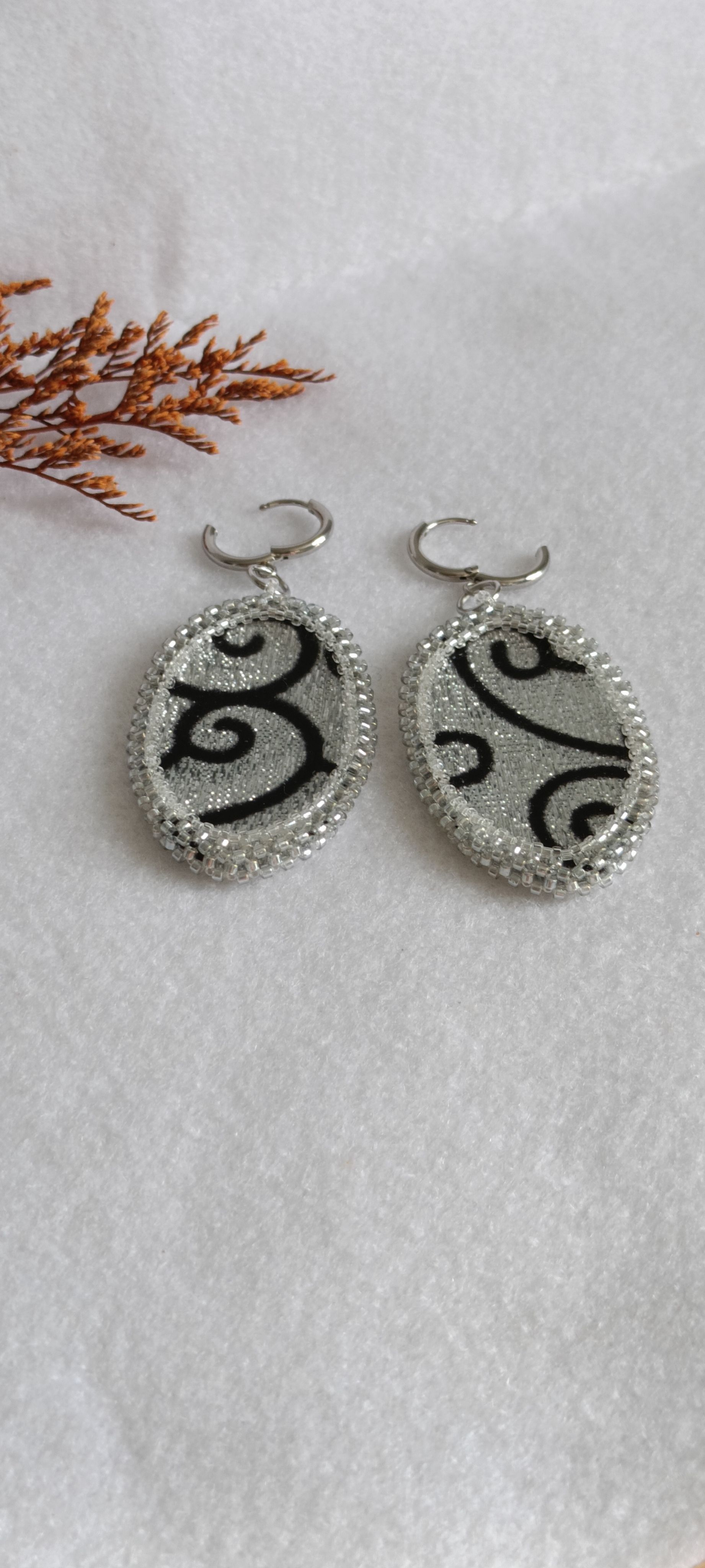 🖤【手工黑銀渦紋耳環】✨