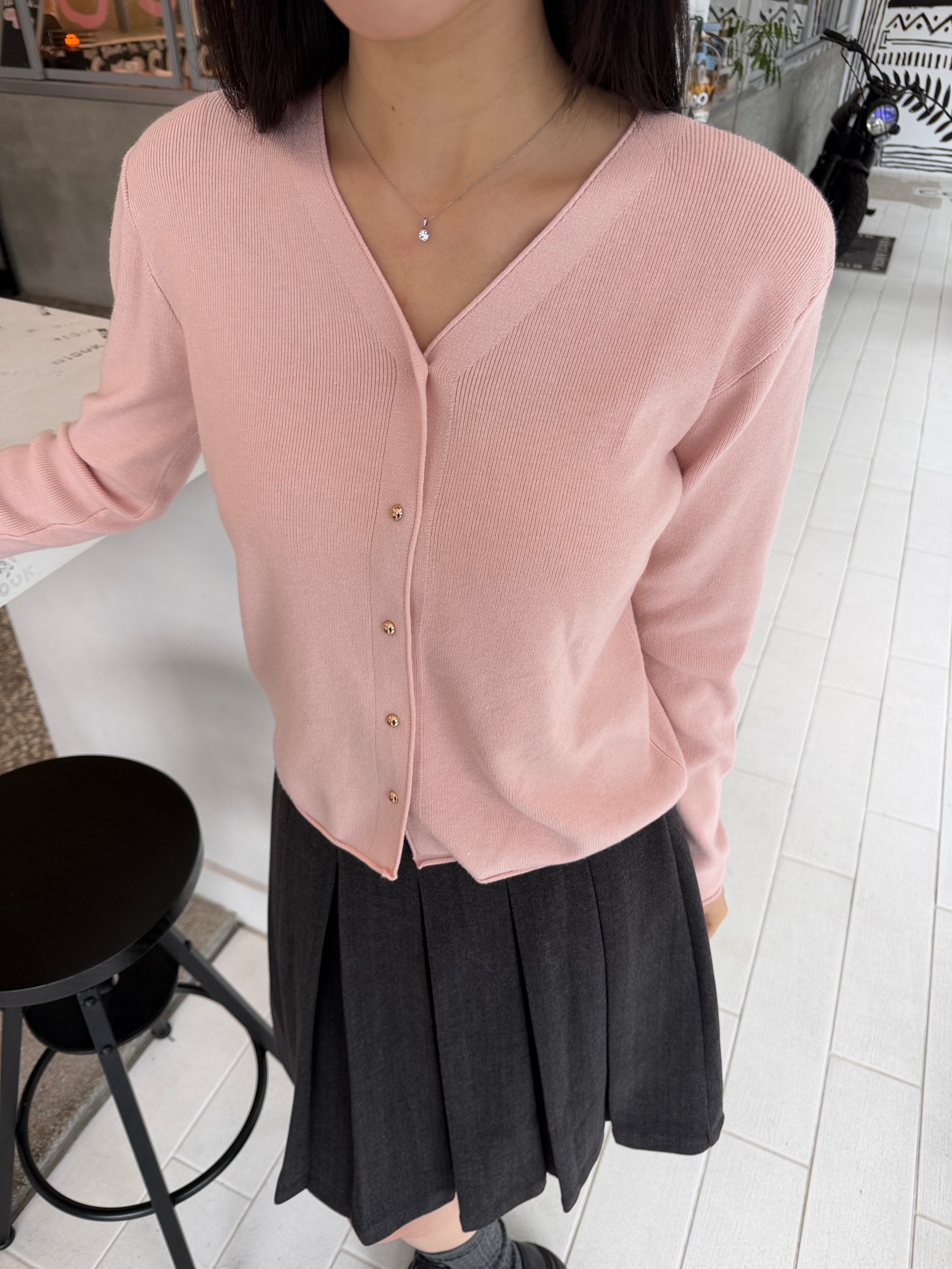 低飽和色調 韓系小姐姐柔感v領針織