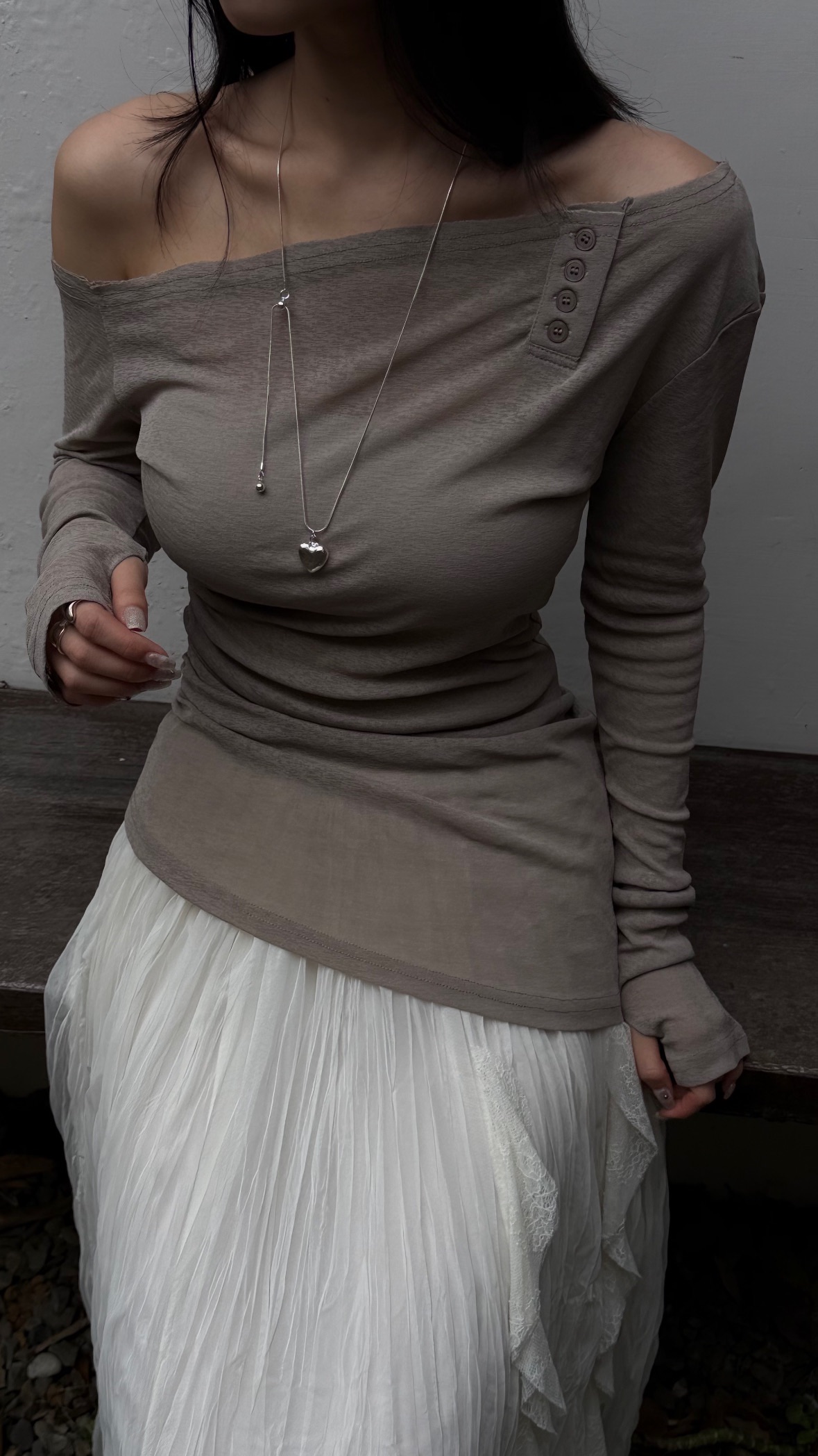 025偷偷變好看!微透設計感斜肩皺褶長袖