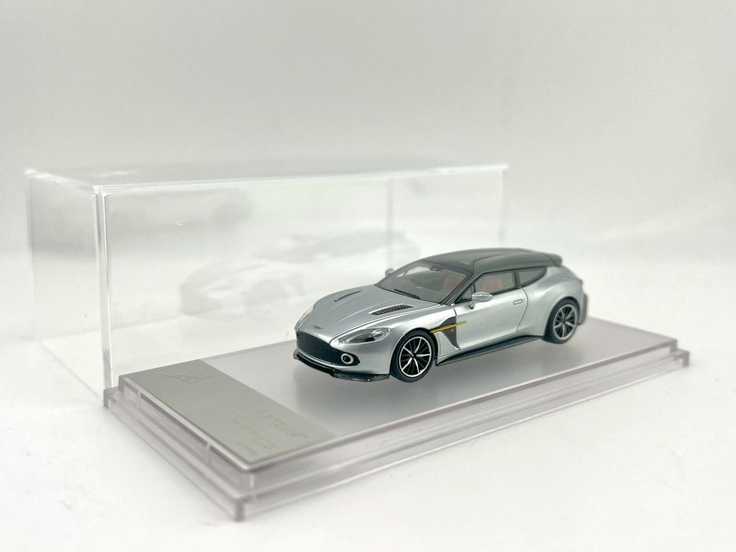 KM 奥斯頓馬丁 Zagato 旅行車銀色