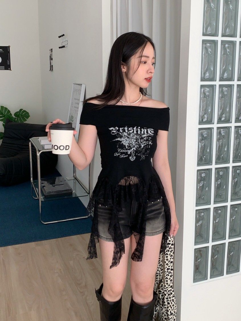 Velpro｜個性必入🖤蕾絲長擺字母印花一字領上衣 無袖上衣 削尖 露肩