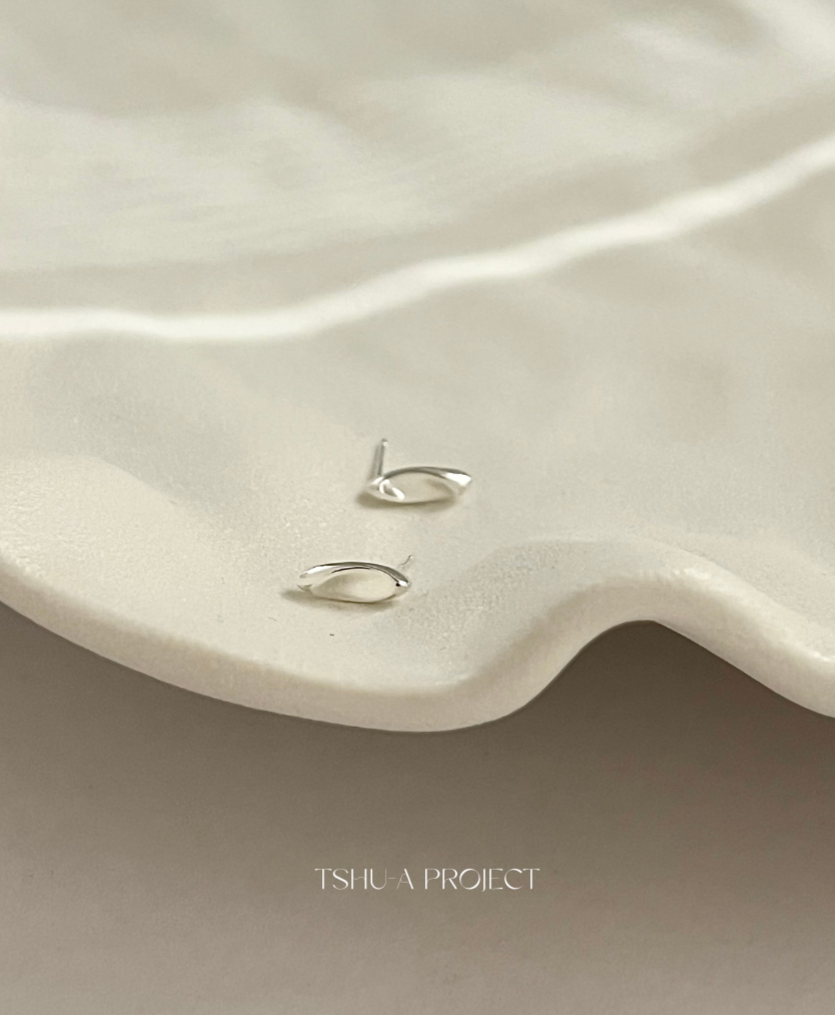 銀弧Arc｜正韓925純銀不規則細長橢圓耳針耳環 TSHU-A PROJECT  |蔡計畫 韓國飾品