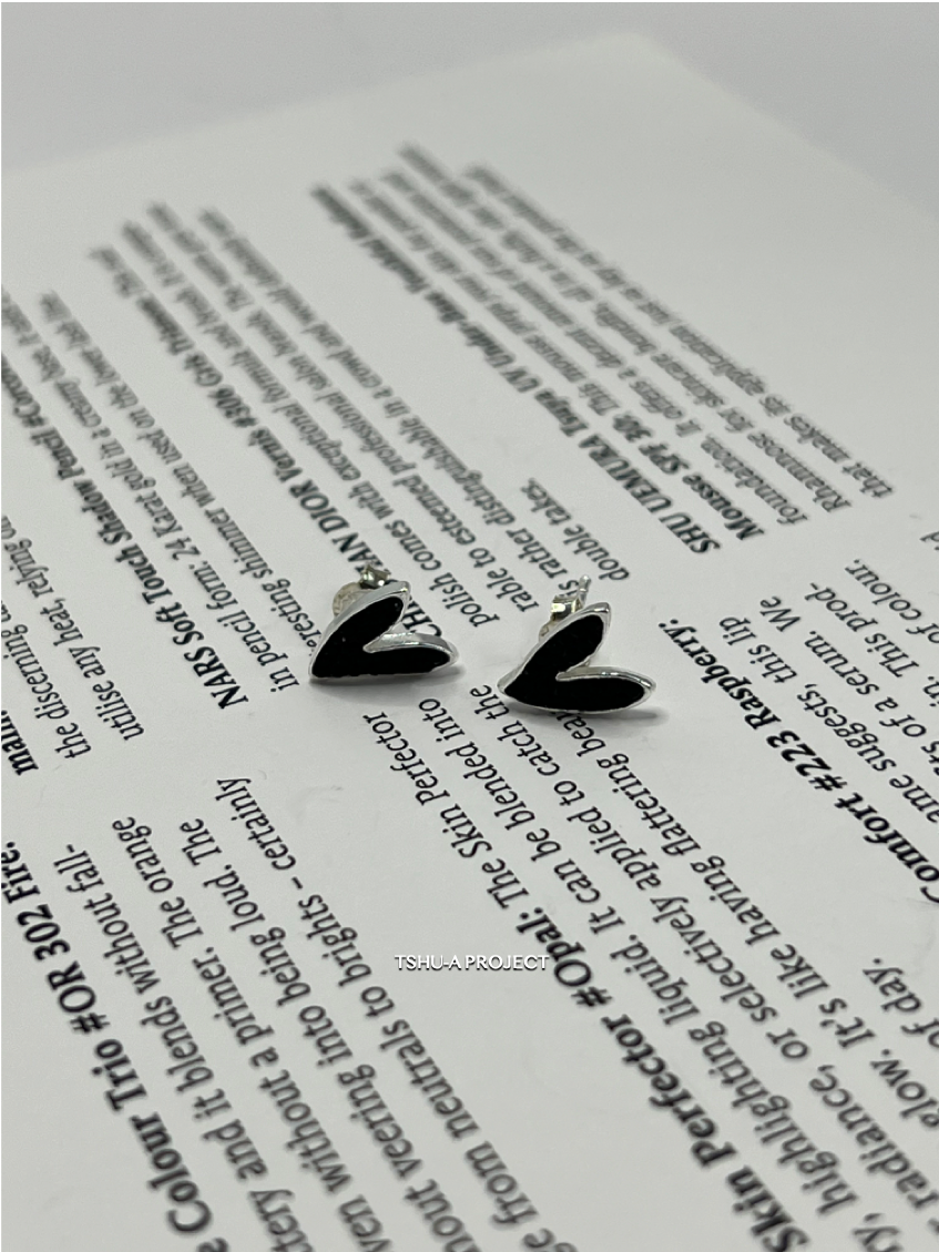 【現貨】韓國製925純銀黑色愛心耳針耳環 TSHU-A PROJECT | 蔡計畫 韓國飾品