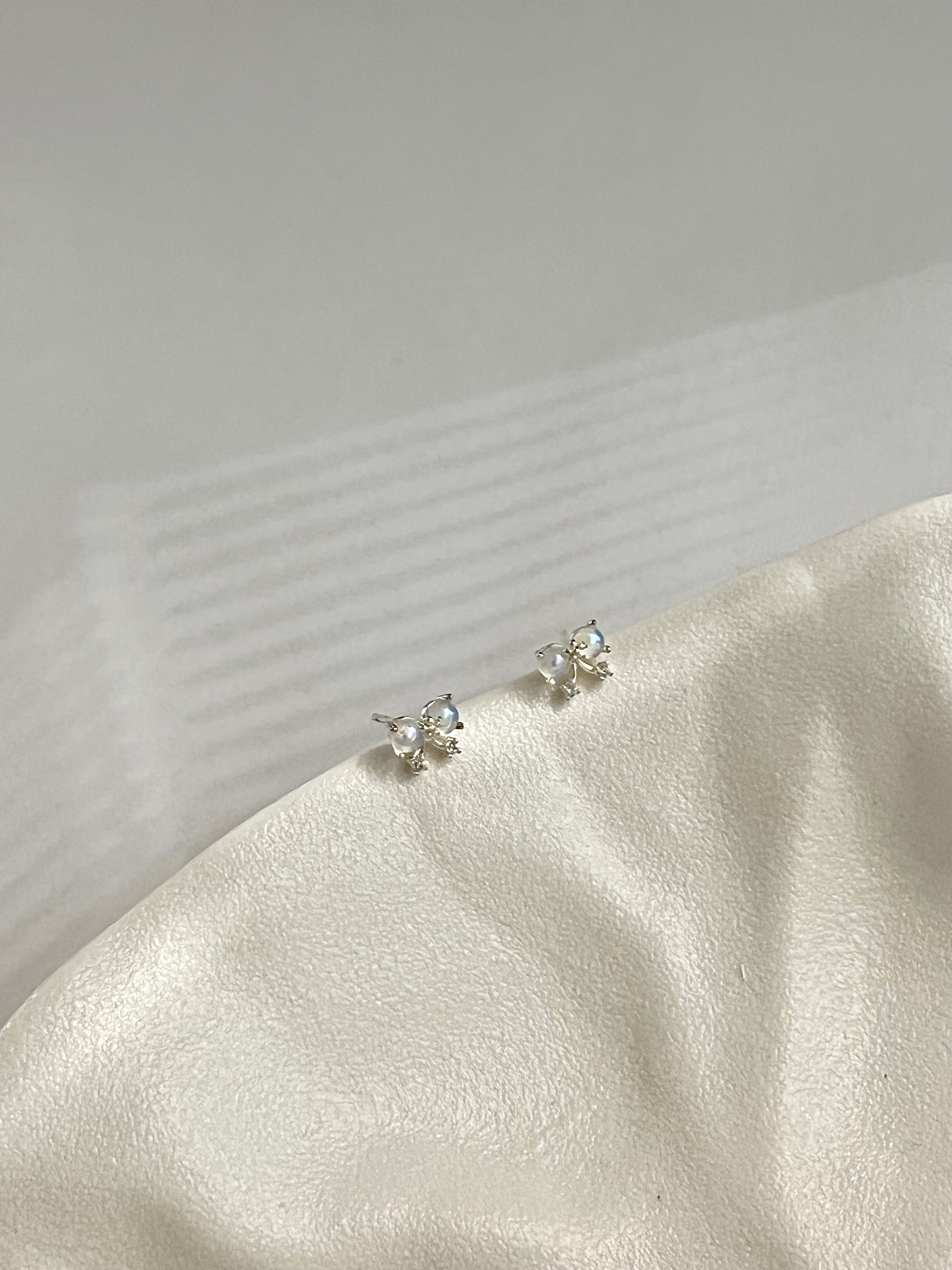 伴月系列｜正韓925純銀月光石系列耳針耳環 蝴蝶結/垂墜水滴/簡約三角 TSHU-A PROJECT |蔡計畫 韓國飾品